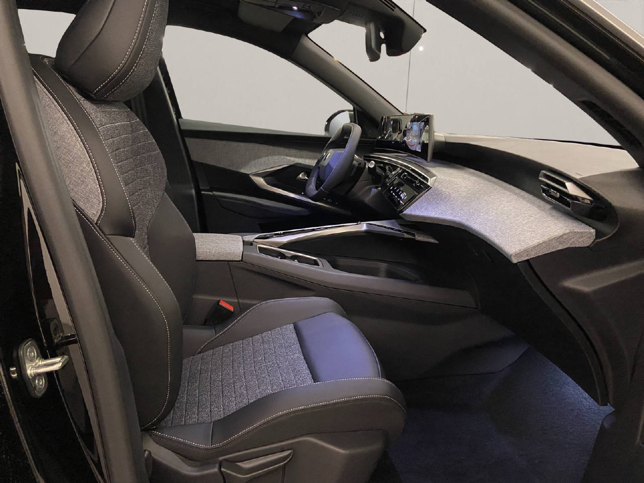 PEUGEOT 5008 1.2 Hybrid Allure Premium-image-11