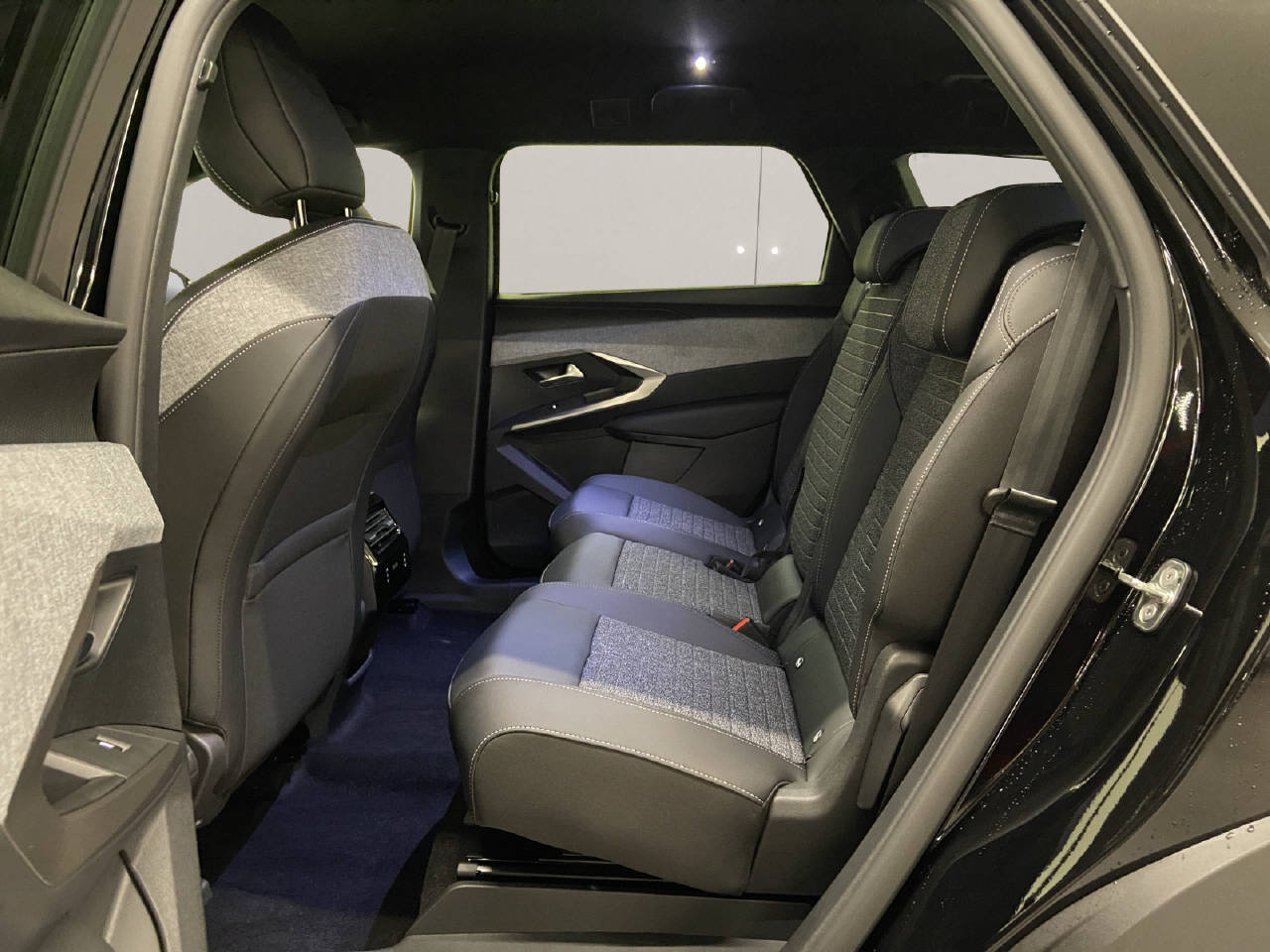 PEUGEOT 5008 1.2 Hybrid Allure Premium-image-10