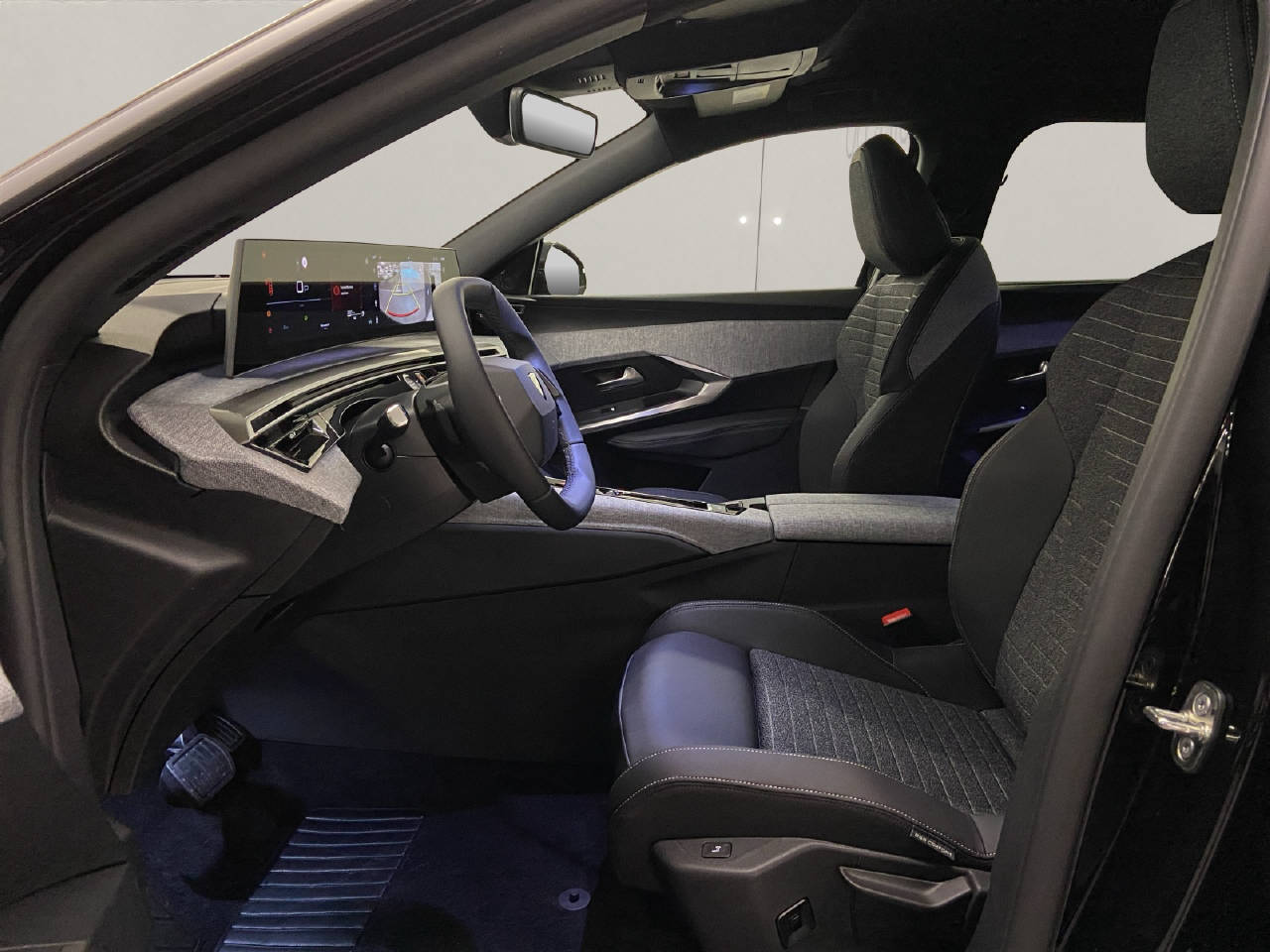 PEUGEOT 5008 1.2 Hybrid Allure Premium-image-4