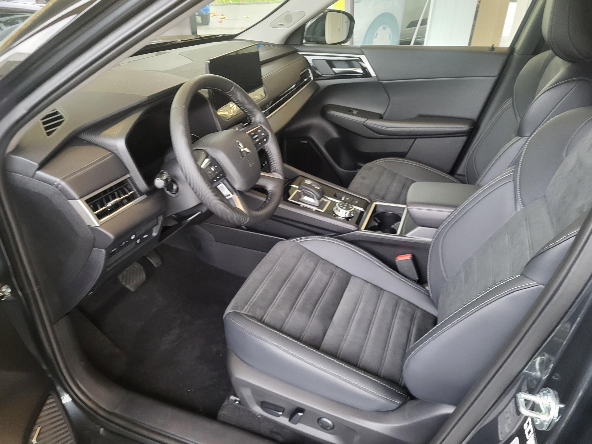MITSUBISHI Outlander 2.4 PHEV Invite 4x4-image-4
