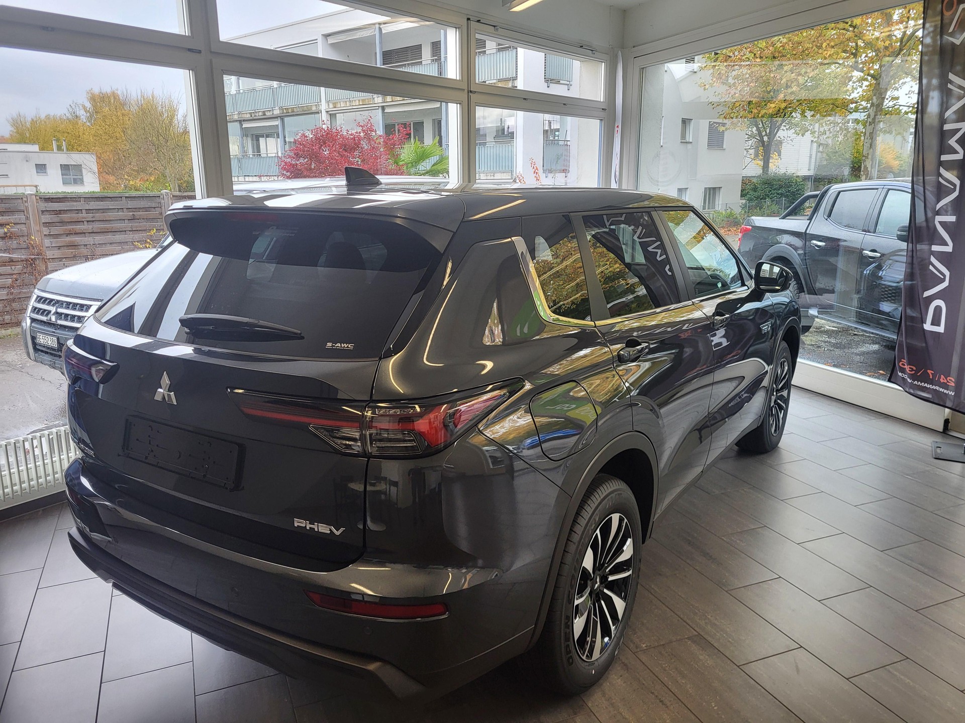 MITSUBISHI Outlander 2.4 PHEV Invite 4x4-image-2
