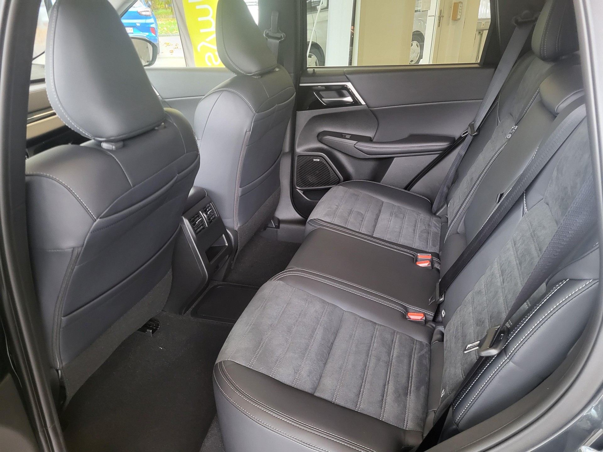 MITSUBISHI Outlander 2.4 PHEV Invite 4x4-image-5