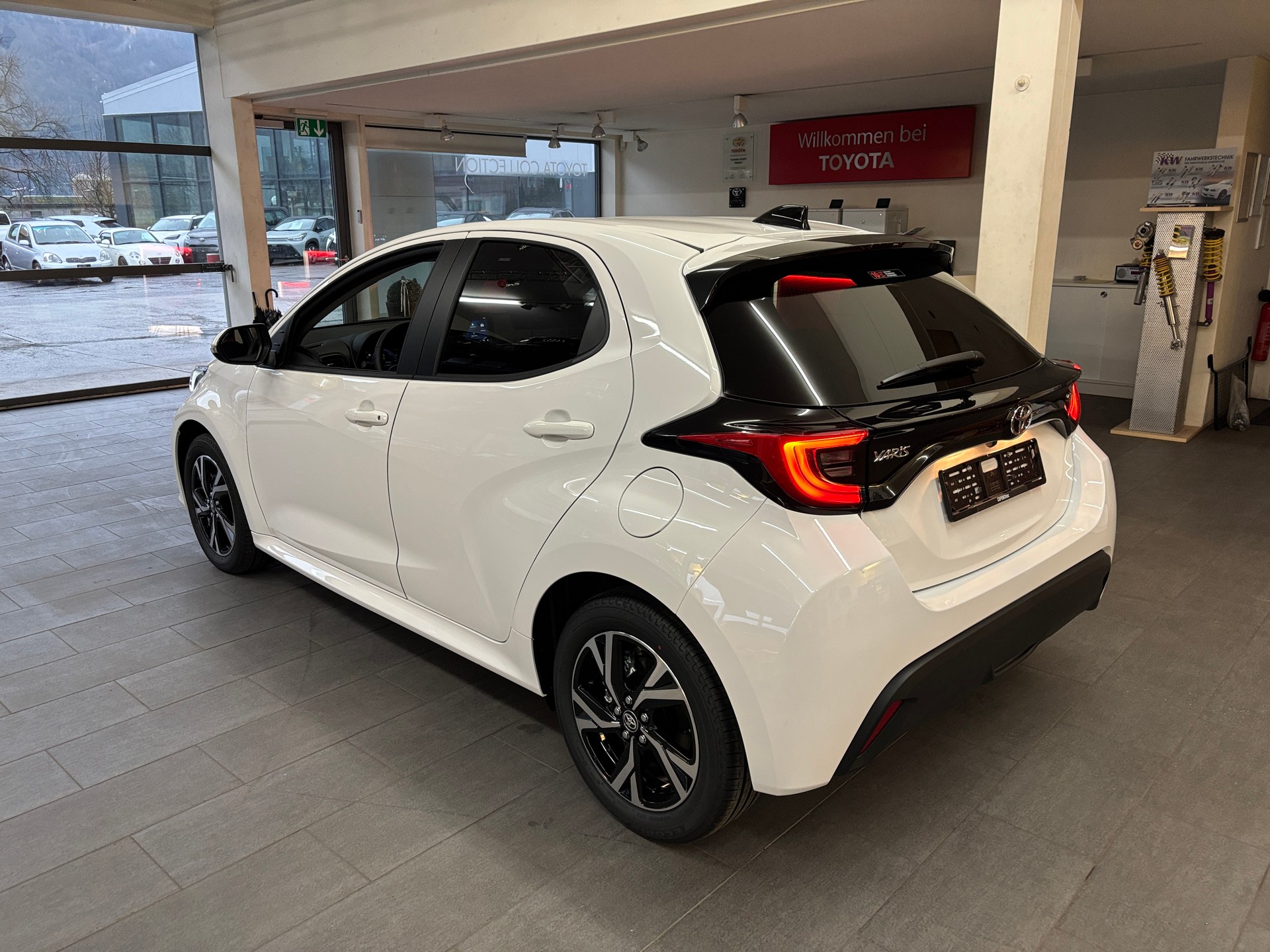 TOYOTA Yaris 1.5 Trend e-CVT-image-5