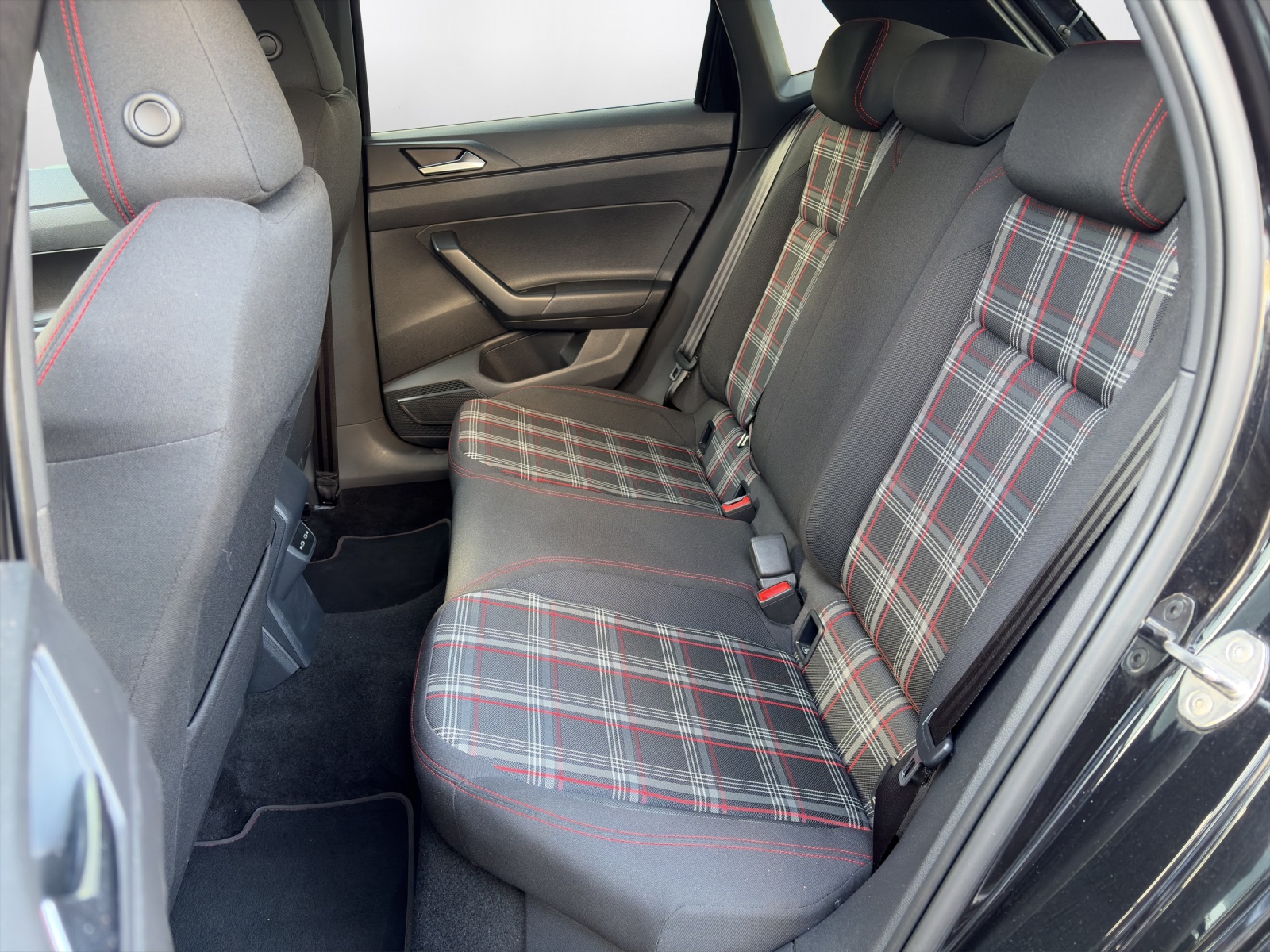 VW Polo 2.0 TSI GTI DSG-image-10