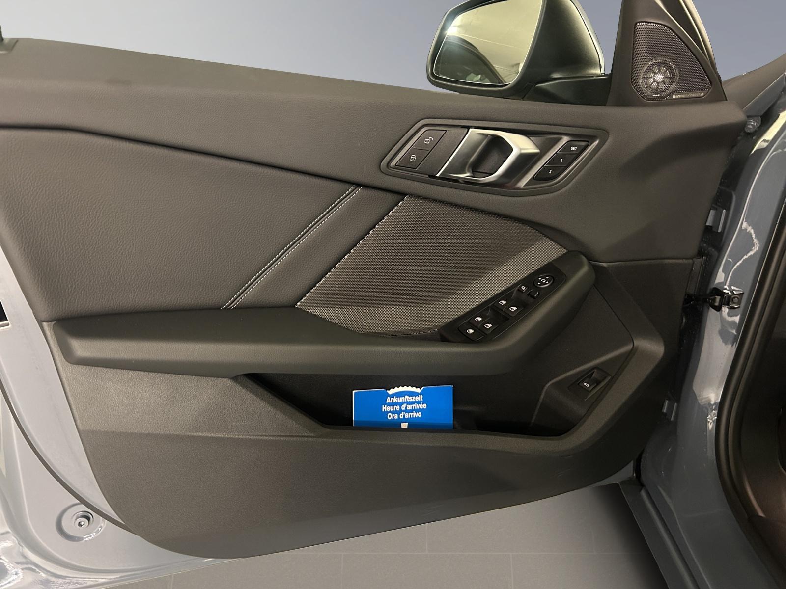 BMW 118i-image-12