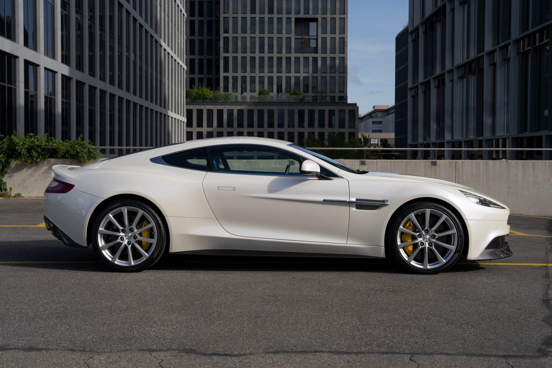ASTON MARTIN Vanquish V12 5.9-48 Touchtronic 3-image-6