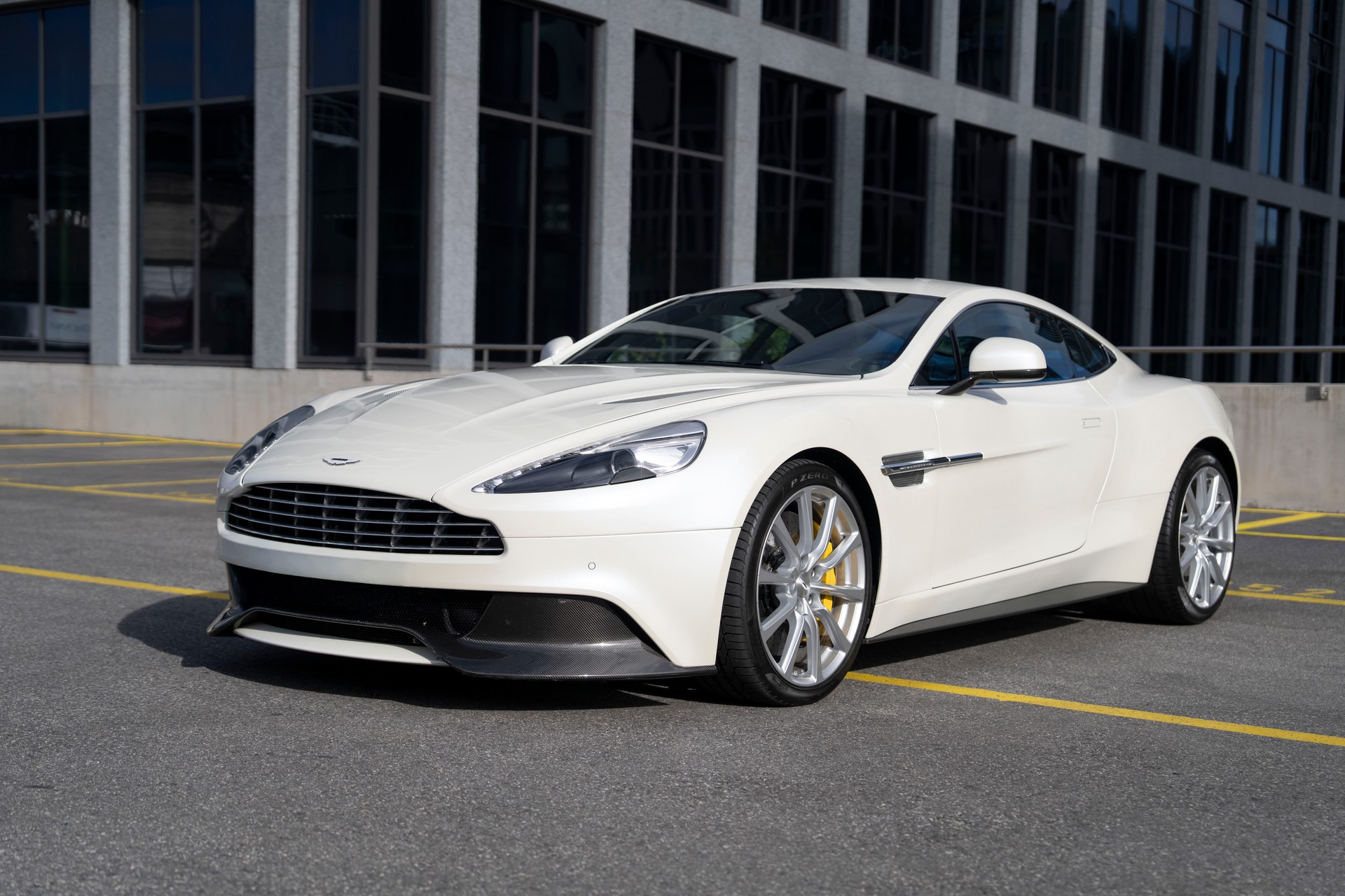 ASTON MARTIN Vanquish V12 5.9-48 Touchtronic 3-image-0