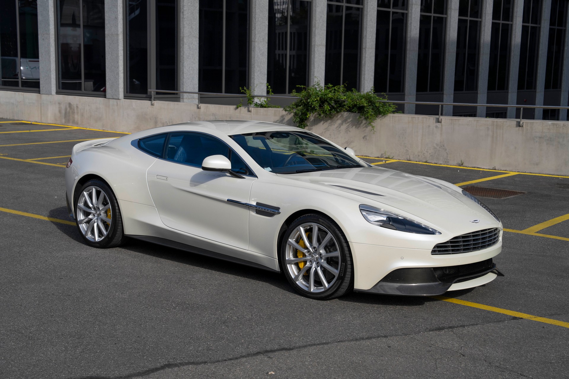 ASTON MARTIN Vanquish V12 5.9-48 Touchtronic 3-image-7