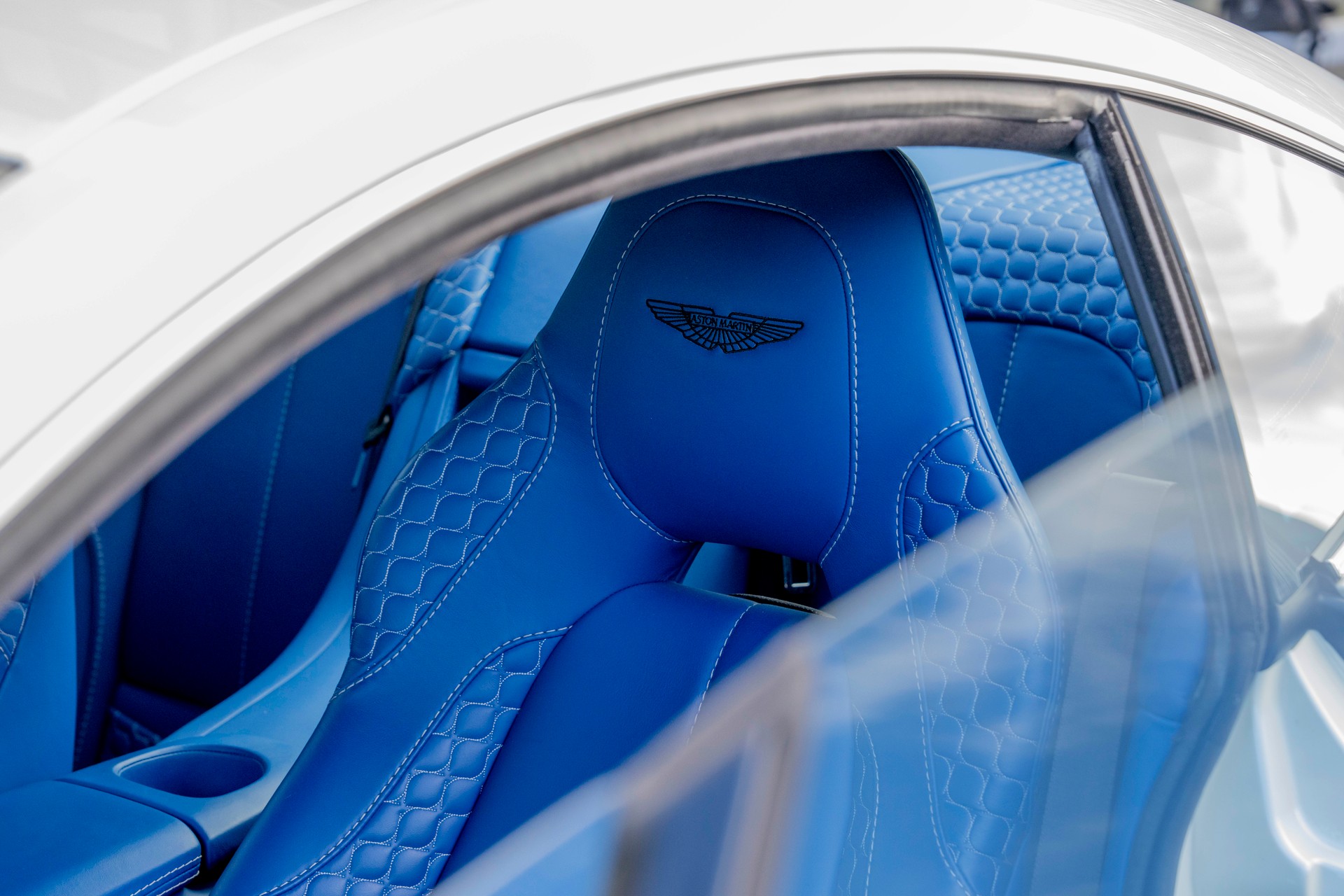 ASTON MARTIN Vanquish V12 5.9-48 Touchtronic 3-image-10