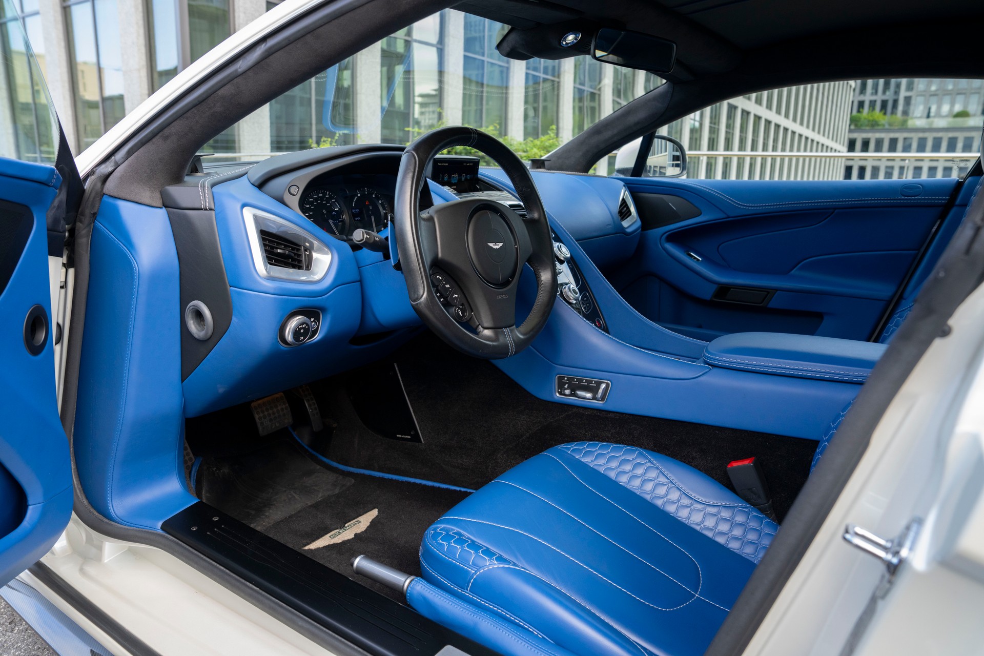 ASTON MARTIN Vanquish V12 5.9-48 Touchtronic 3-image-9