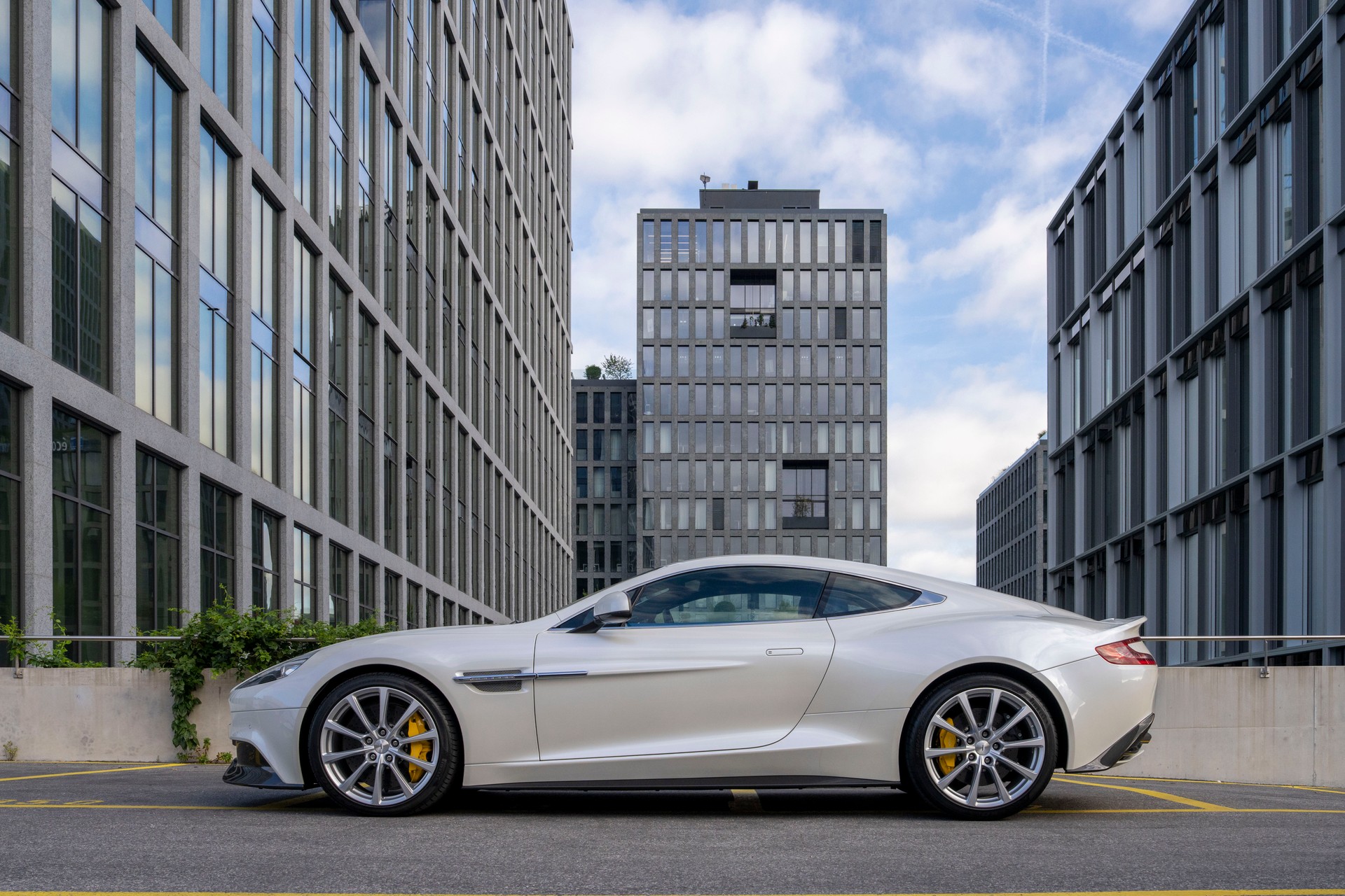 ASTON MARTIN Vanquish V12 5.9-48 Touchtronic 3-image-1