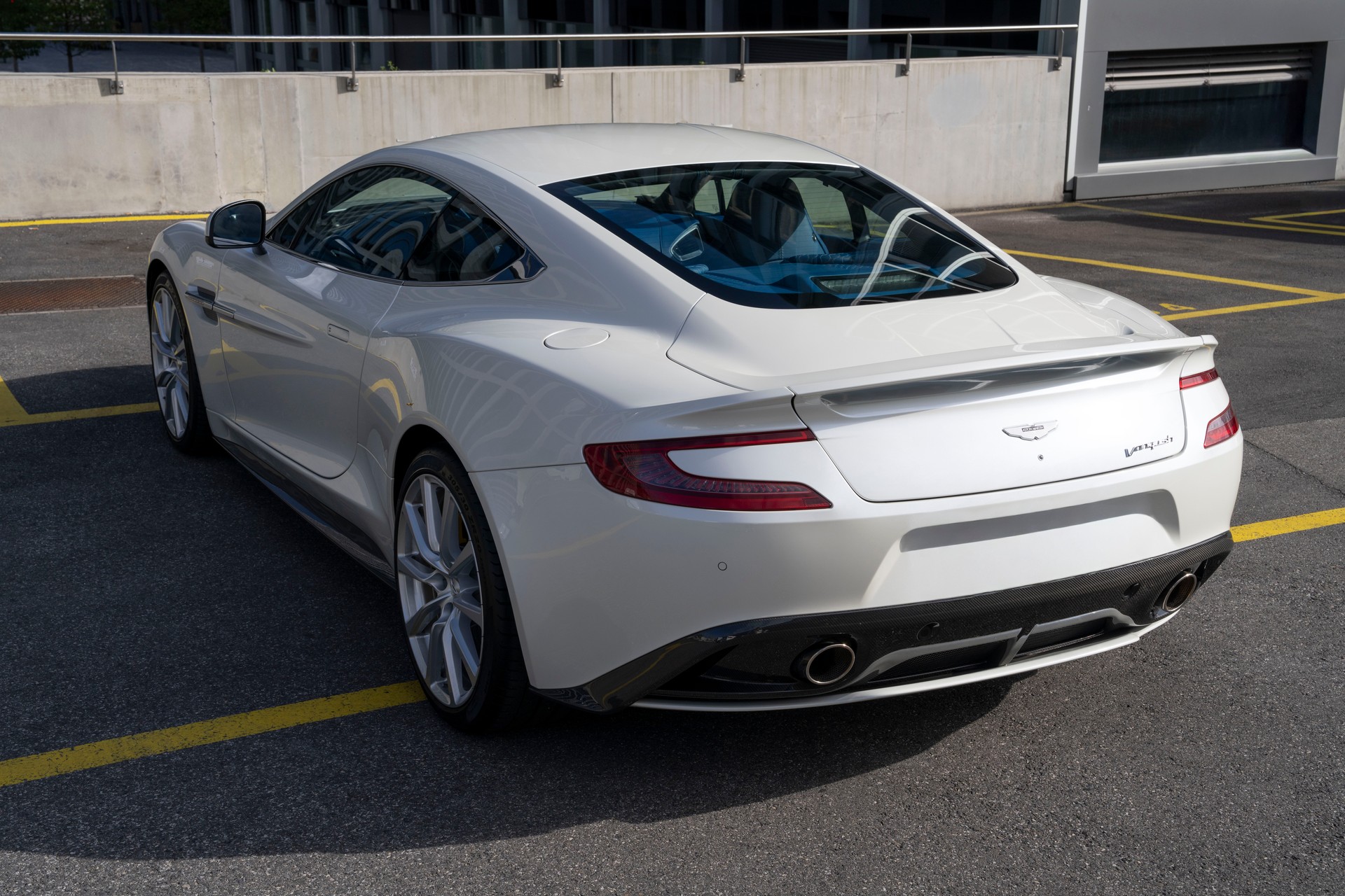 ASTON MARTIN Vanquish V12 5.9-48 Touchtronic 3-image-2