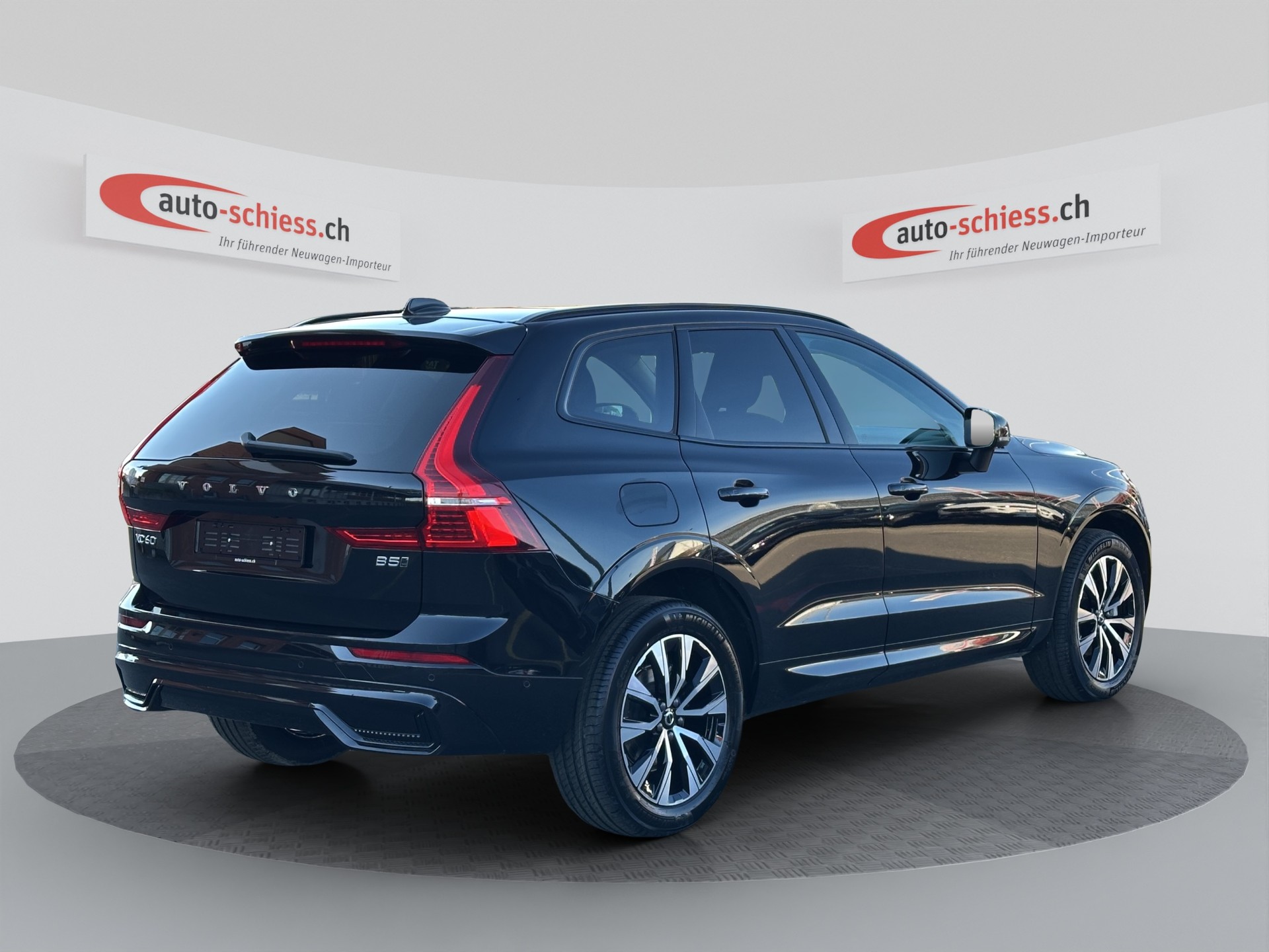 VOLVO XC60 B5 AWD Plus Dark Geartronic-image-4
