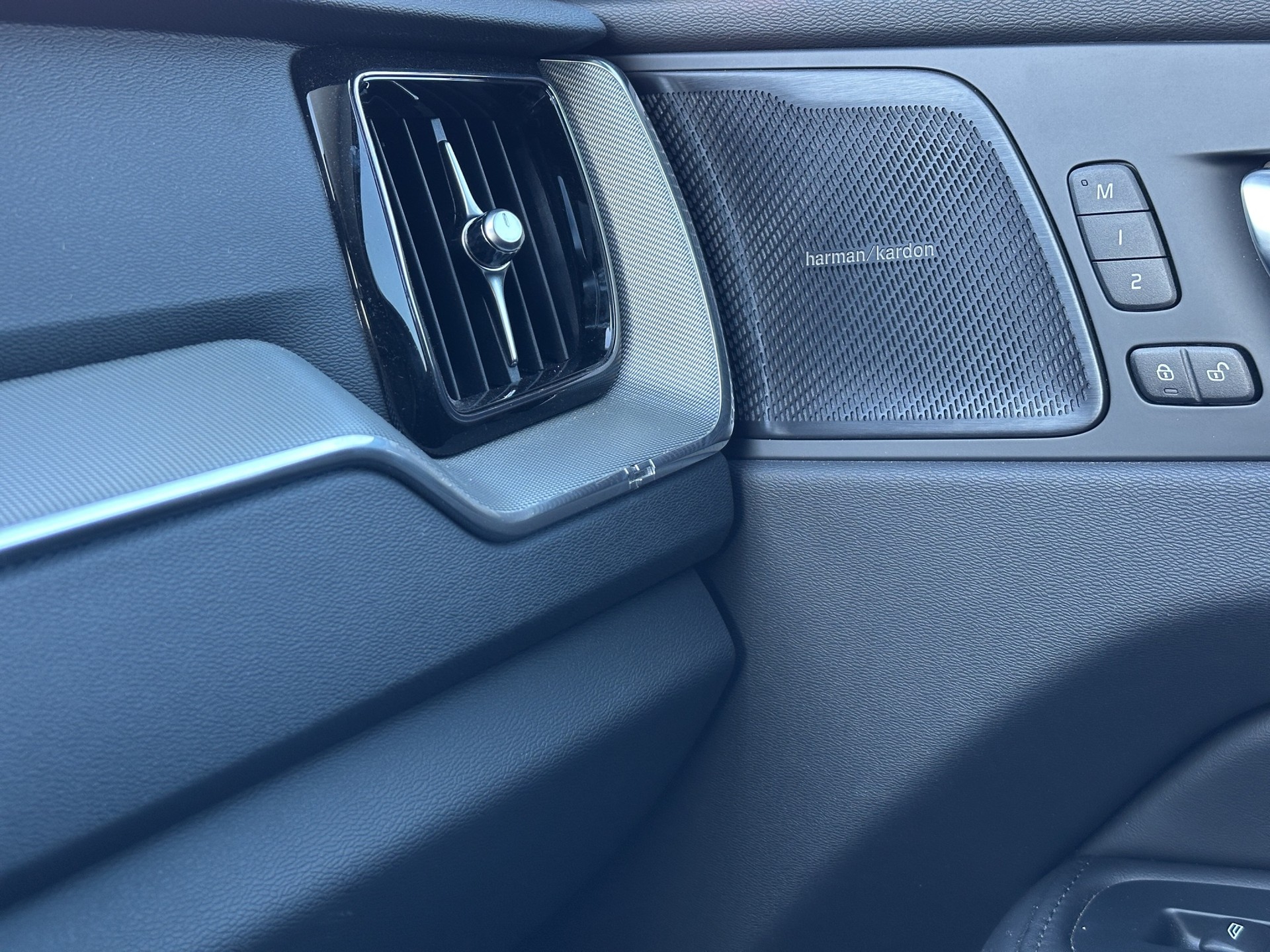 VOLVO XC60 B5 AWD Plus Dark Geartronic-image-15