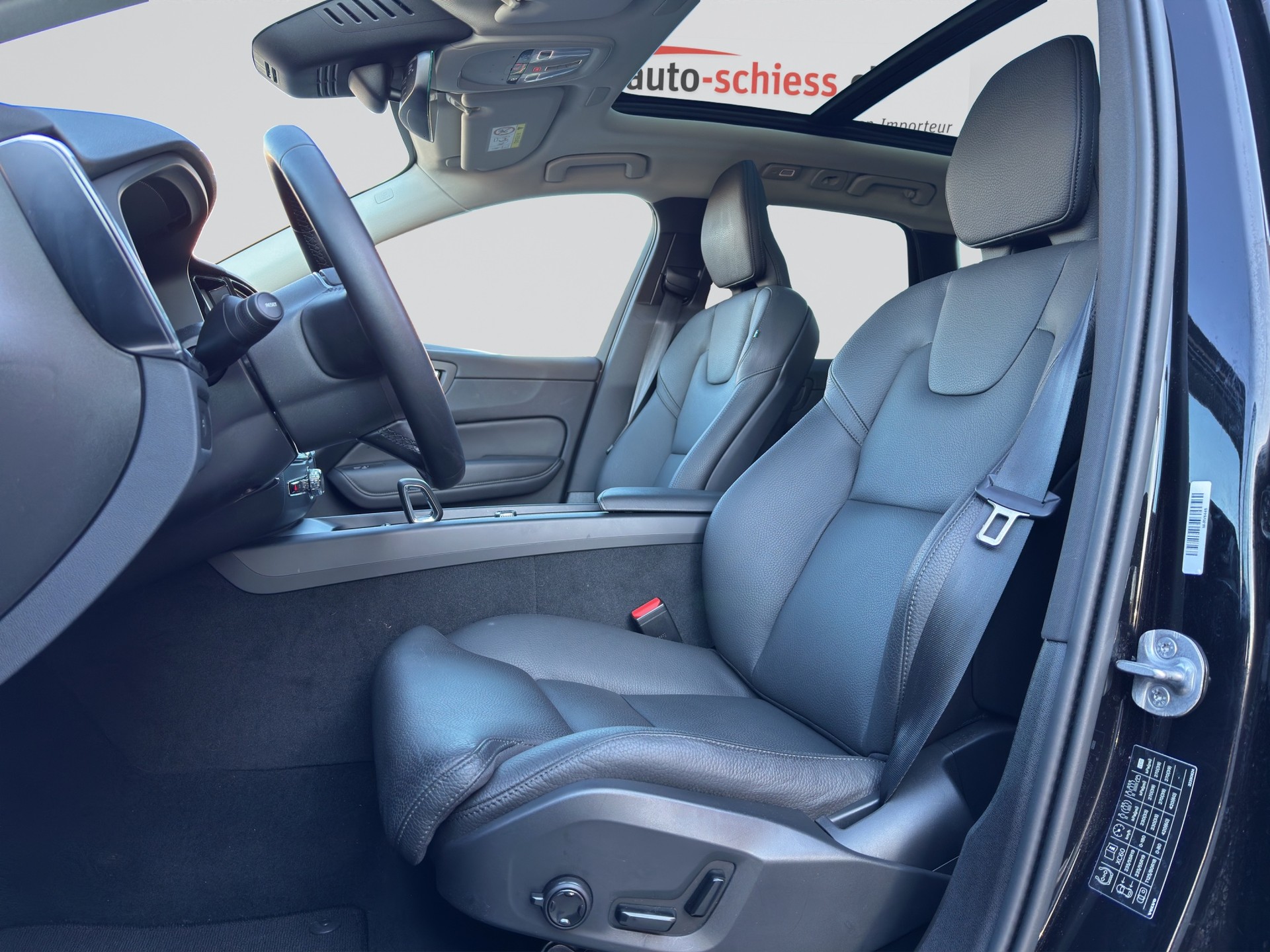 VOLVO XC60 B5 AWD Plus Dark Geartronic-image-5