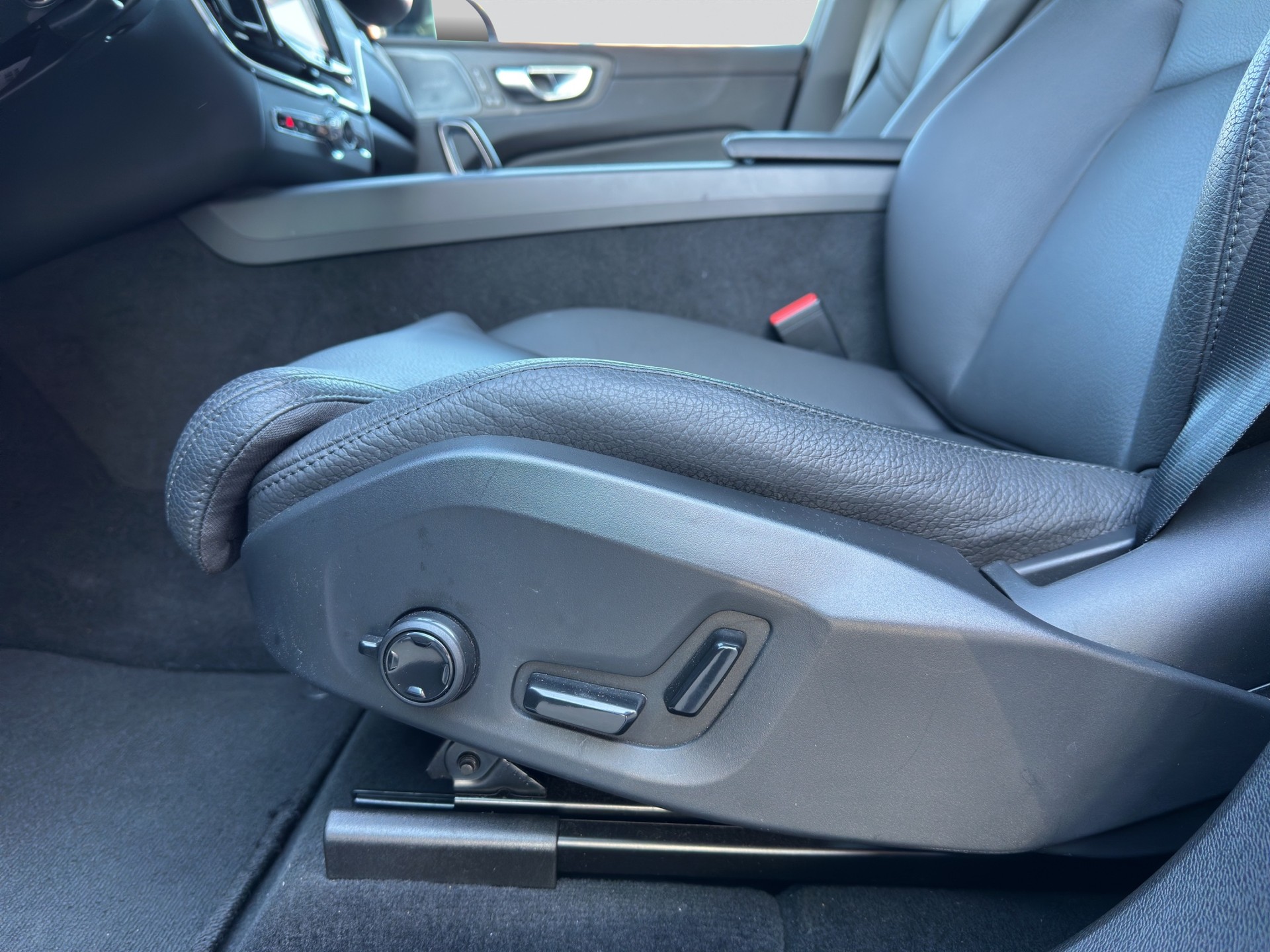 VOLVO XC60 B5 AWD Plus Dark Geartronic-image-9