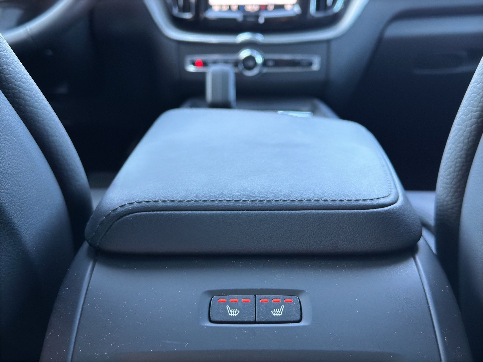 VOLVO XC60 B5 AWD Plus Dark Geartronic-image-16