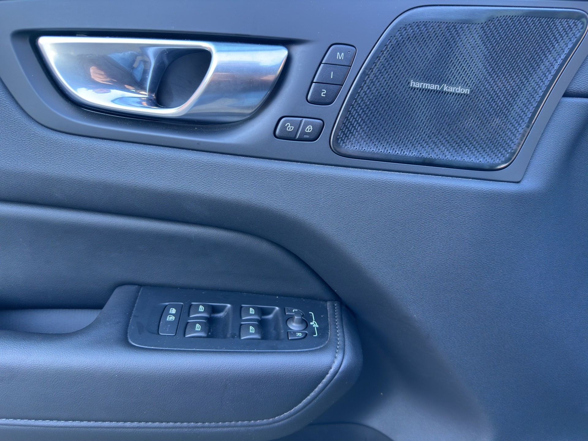 VOLVO XC60 B5 AWD Plus Dark Geartronic-image-8