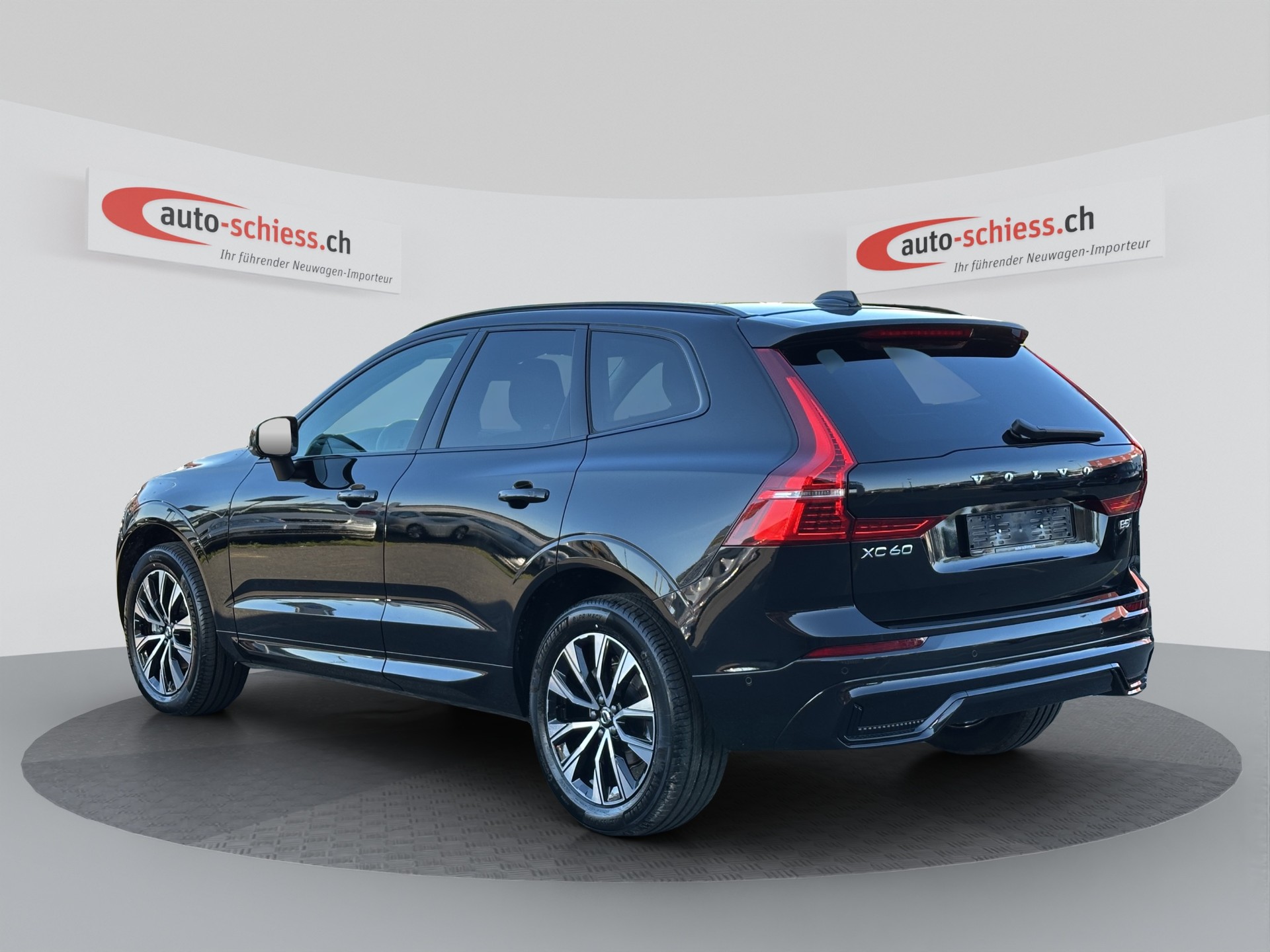 VOLVO XC60 B5 AWD Plus Dark Geartronic-image-2