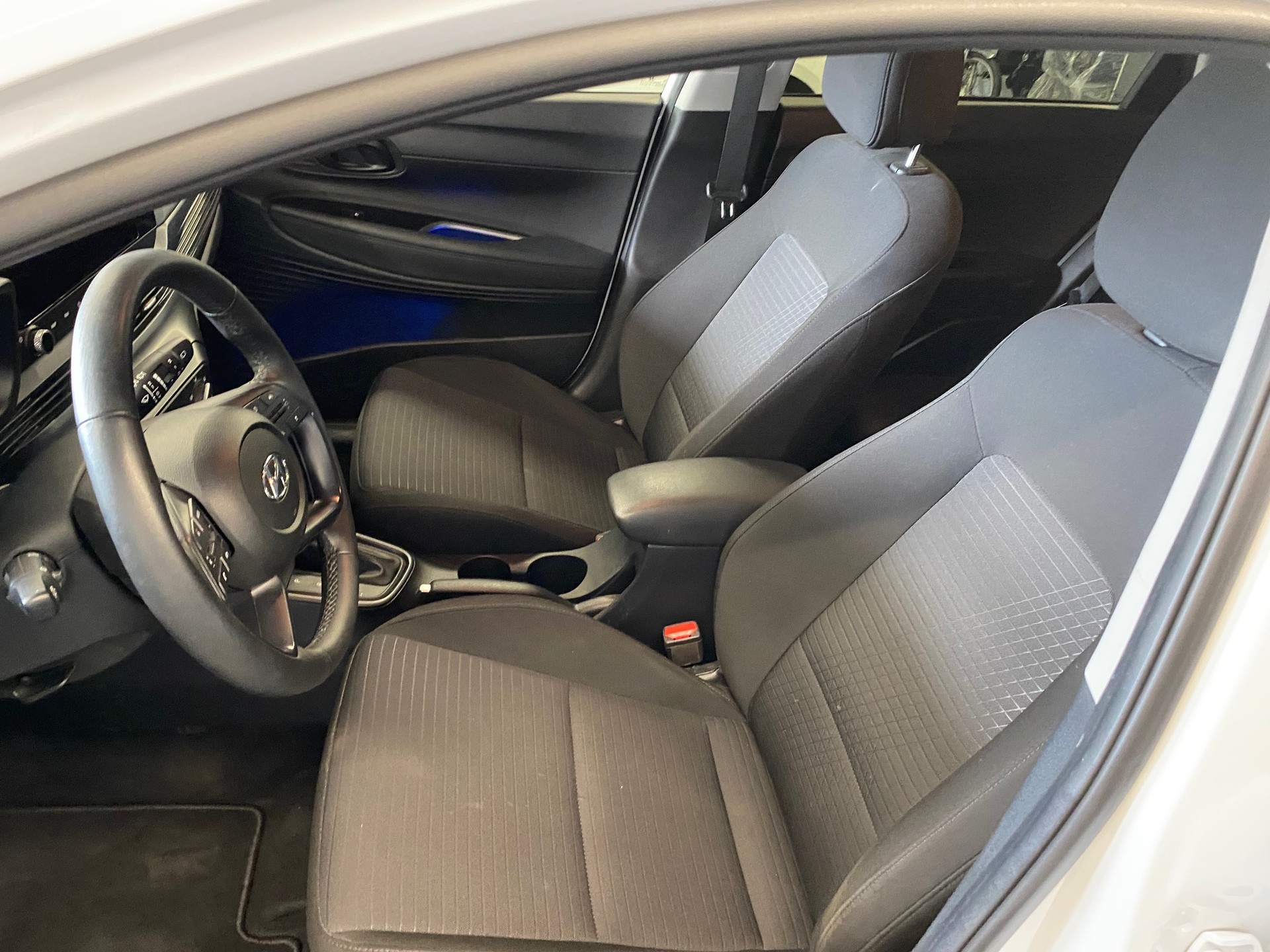 HYUNDAI i20 1.0 T-GDi Amplia DCT Gepflegtes CH-Fahrzeug-image-6