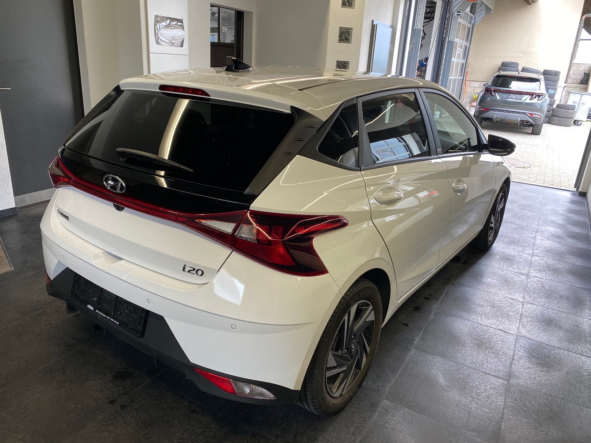 HYUNDAI i20 1.0 T-GDi Amplia DCT Gepflegtes CH-Fahrzeug-image-4