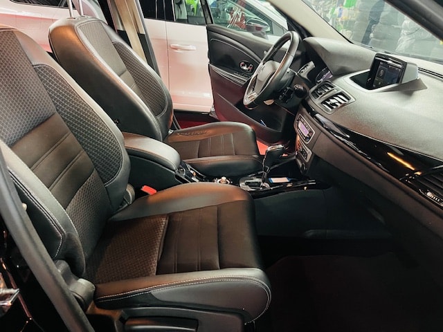 RENAULT Mégane Grandtour 1.5 dCi Bose EDC-image-11