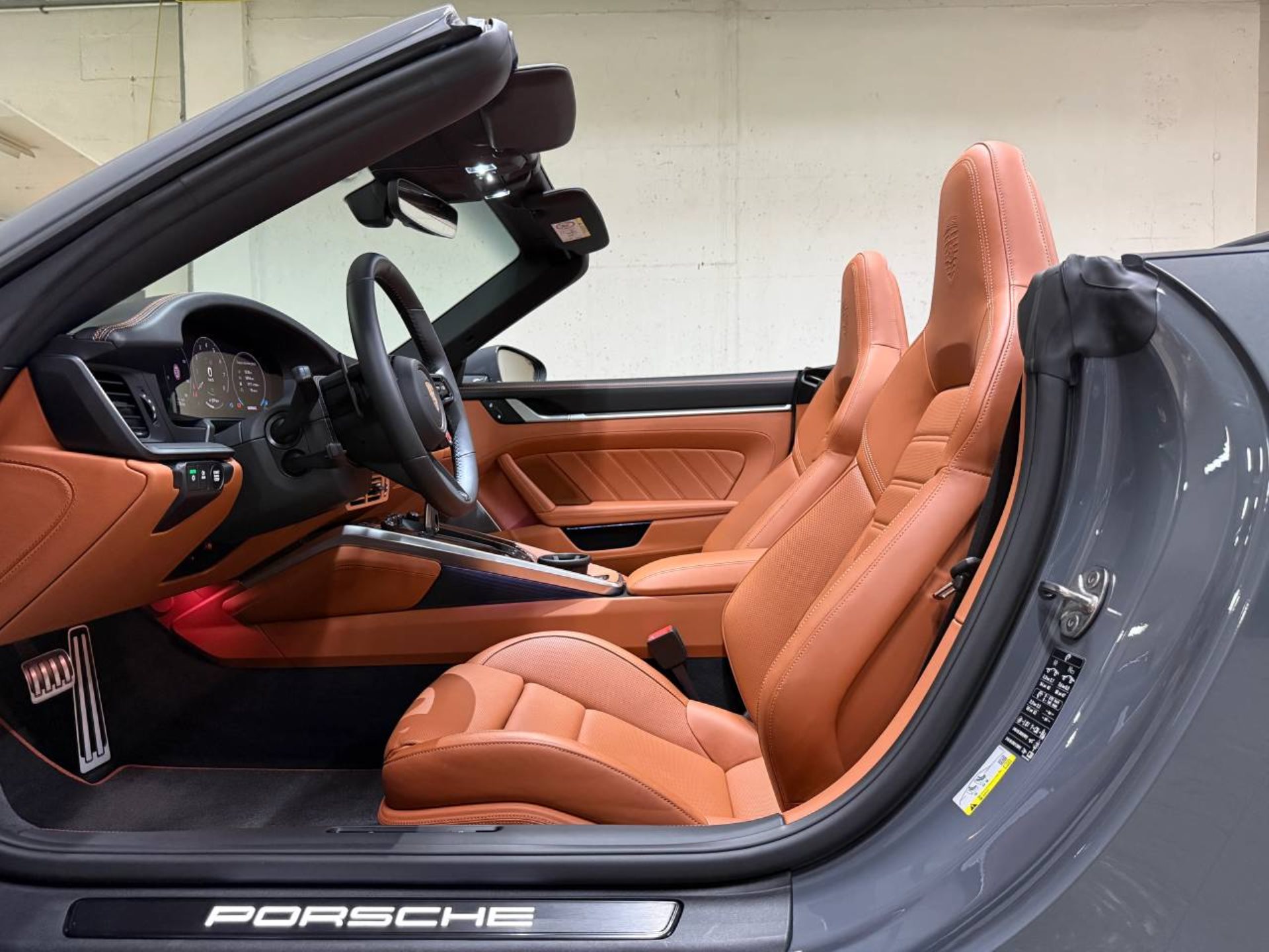 PORSCHE 911 Carrera 4 GTS Cabriolet-image-12