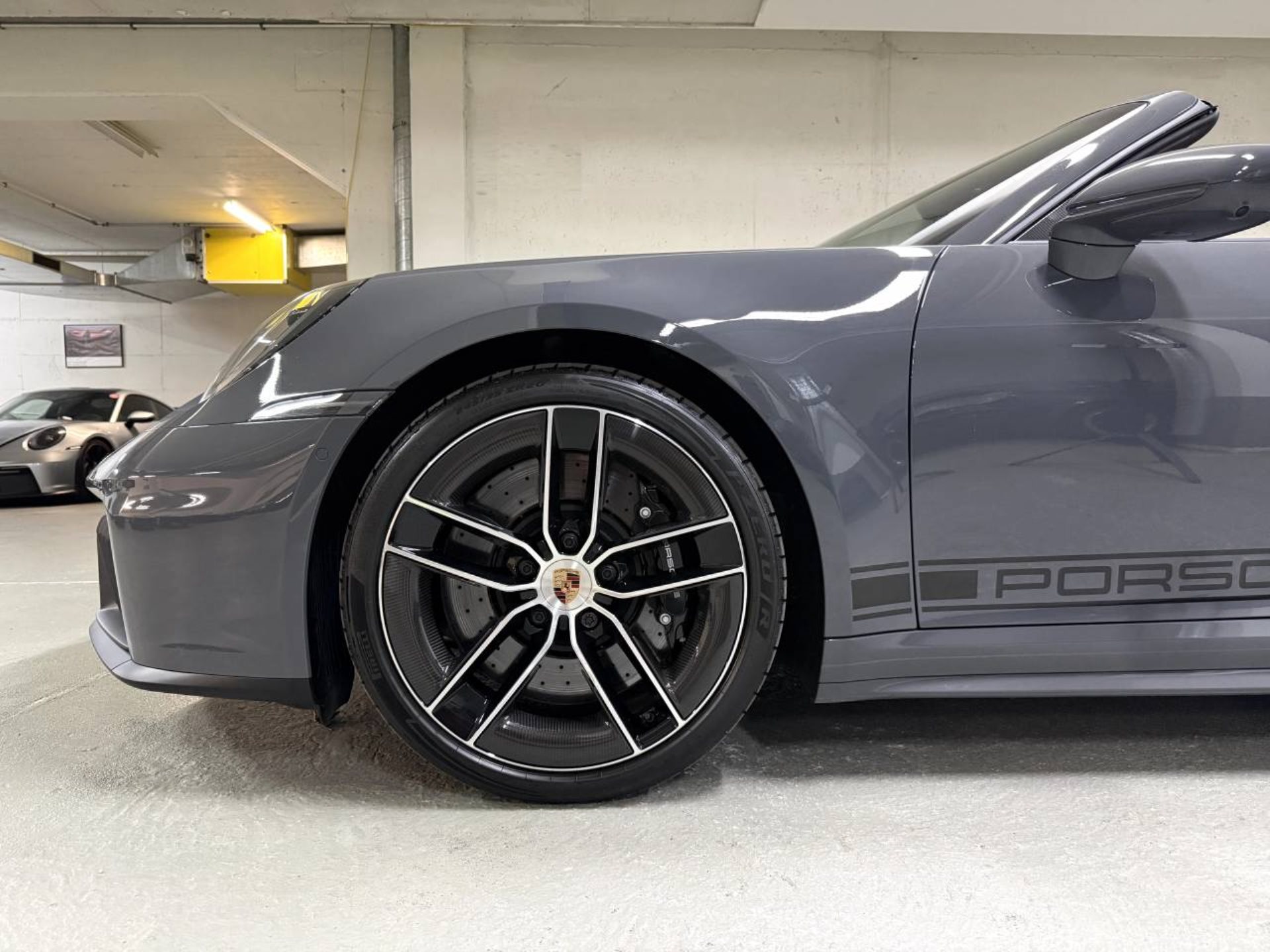 PORSCHE 911 Carrera 4 GTS Cabriolet-image-10