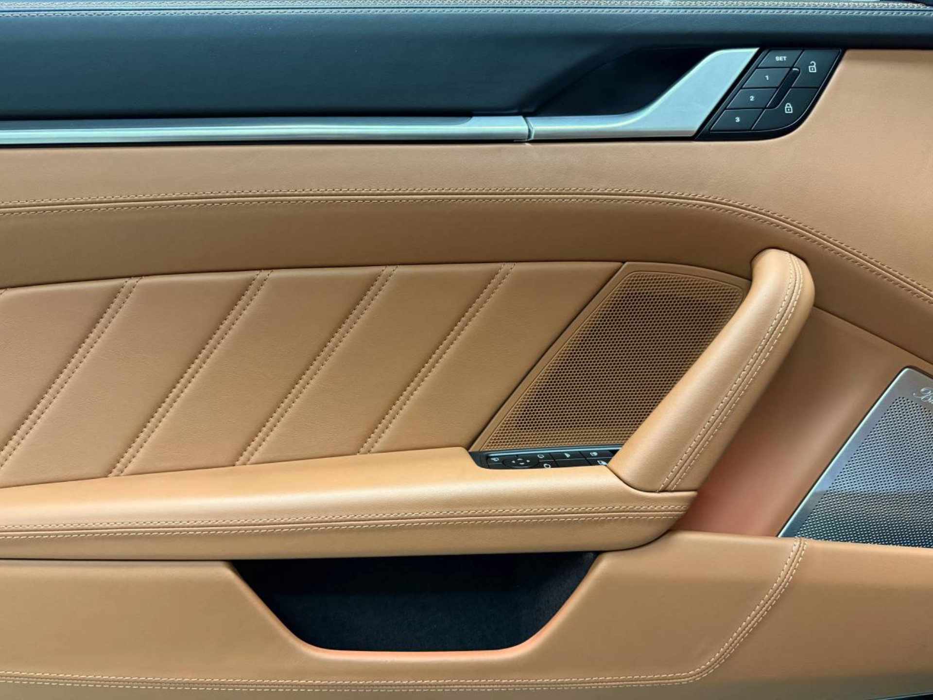 PORSCHE 911 Carrera 4 GTS Cabriolet-image-22