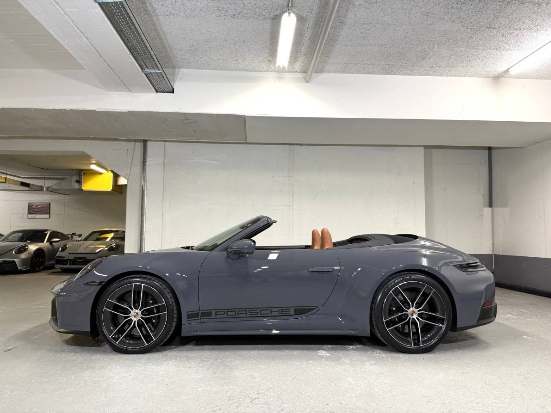 PORSCHE 911 Carrera 4 GTS Cabriolet-showroom-element-1