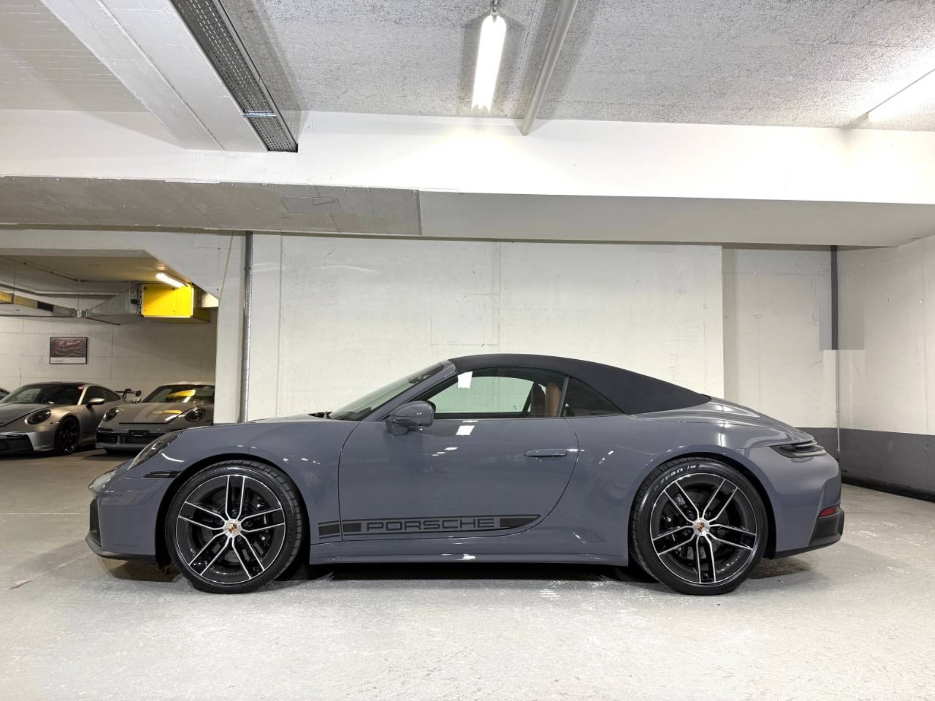 PORSCHE 911 Carrera 4 GTS Cabriolet-showroom-element-2