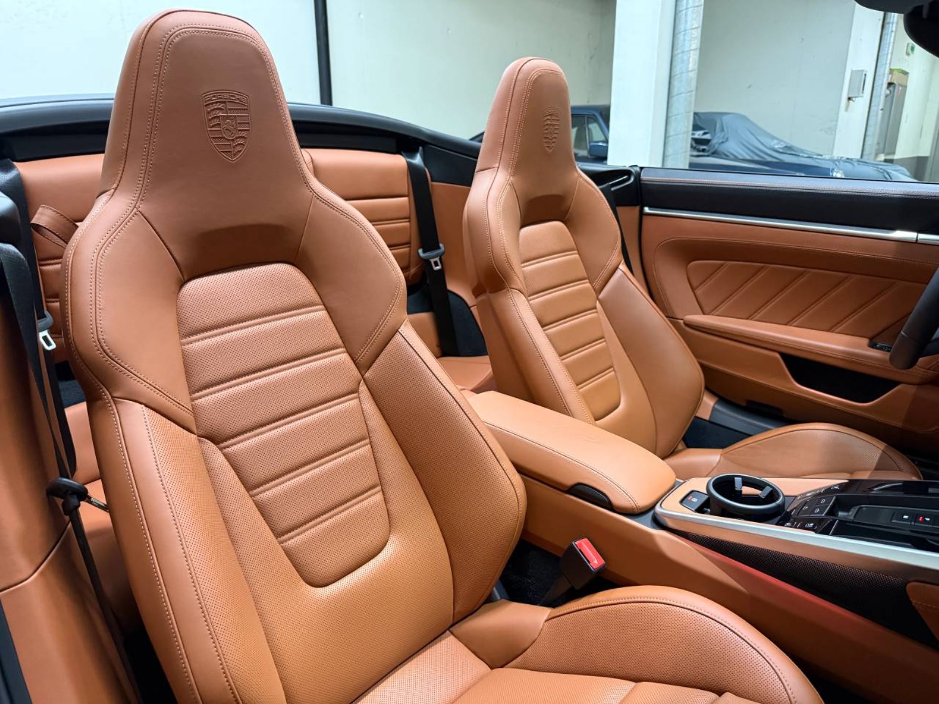 PORSCHE 911 Carrera 4 GTS Cabriolet-image-17