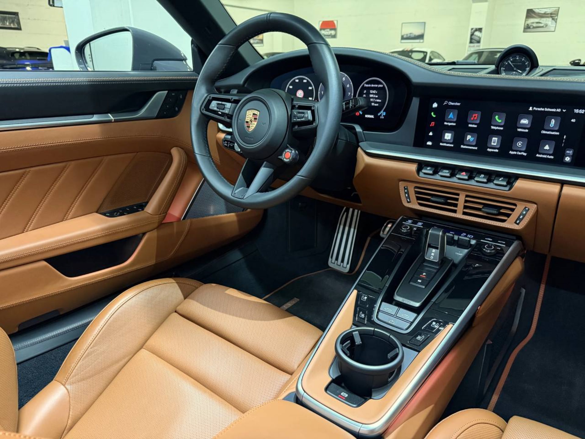 PORSCHE 911 Carrera 4 GTS Cabriolet-image-15