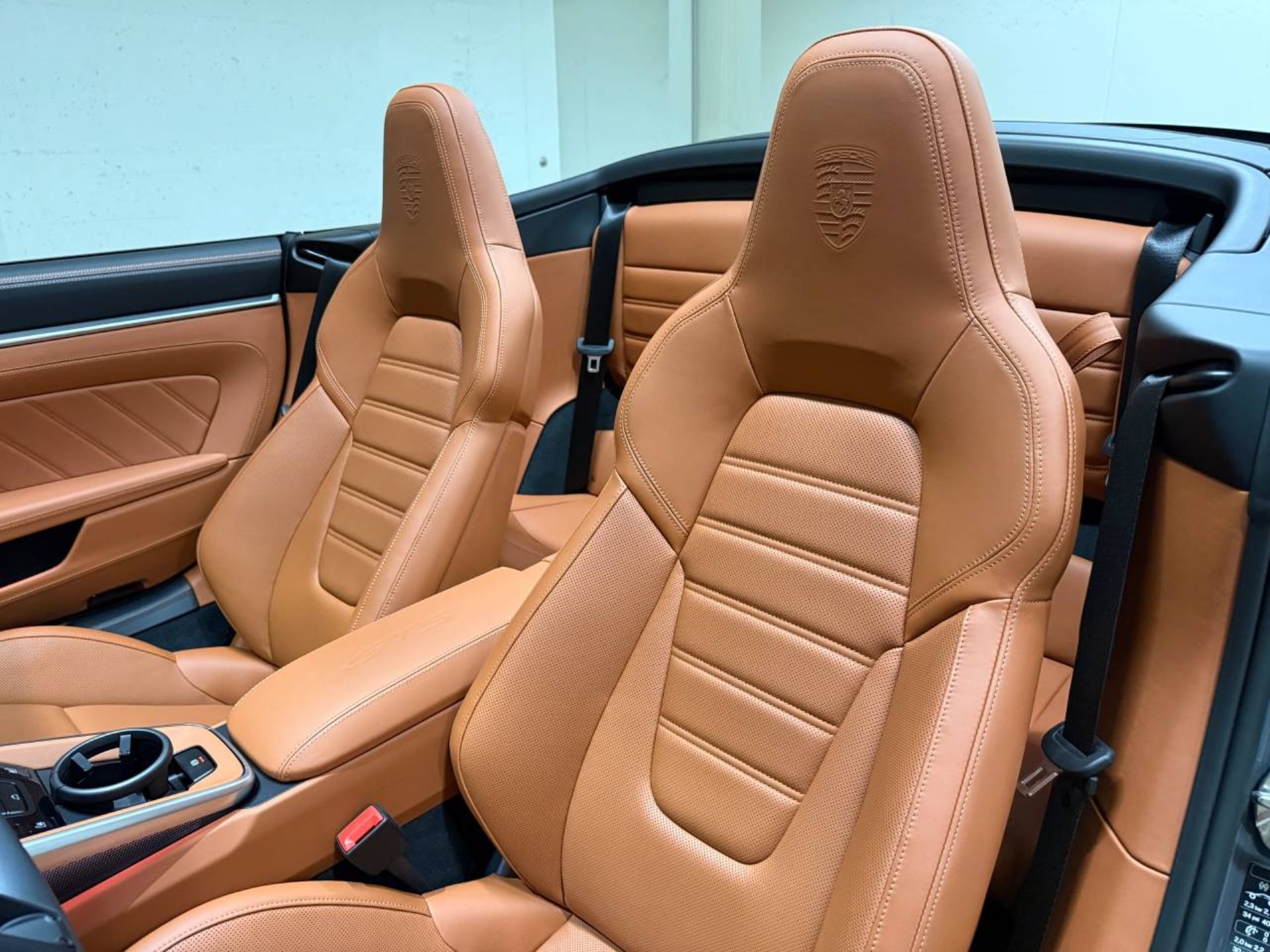 PORSCHE 911 Carrera 4 GTS Cabriolet-image-4