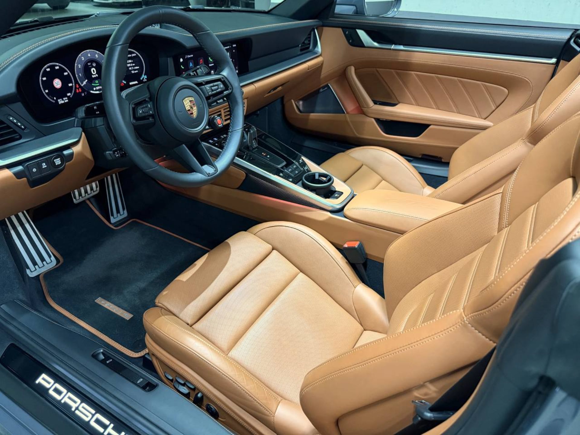 PORSCHE 911 Carrera 4 GTS Cabriolet-showroom-element-3