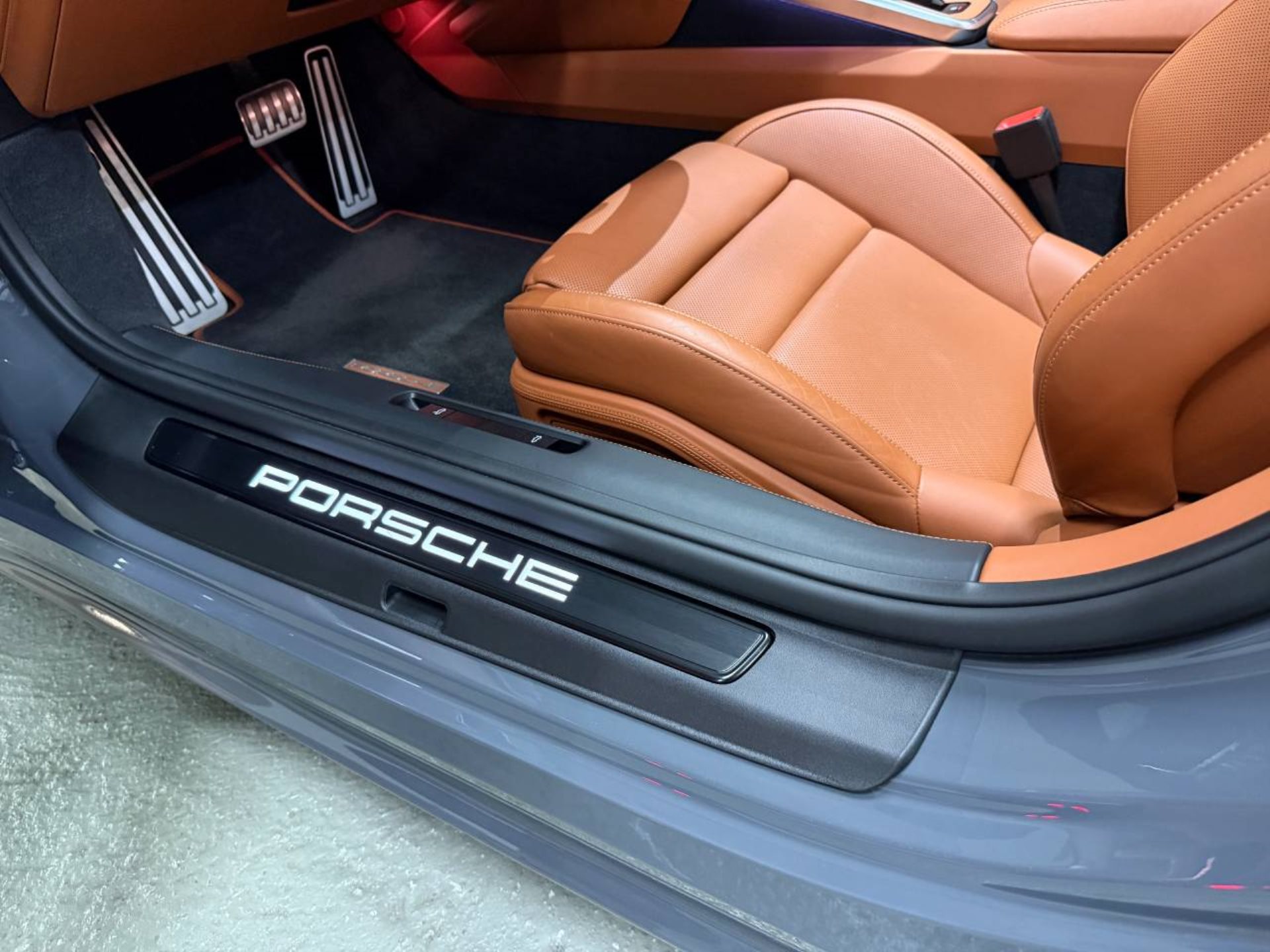 PORSCHE 911 Carrera 4 GTS Cabriolet-image-24