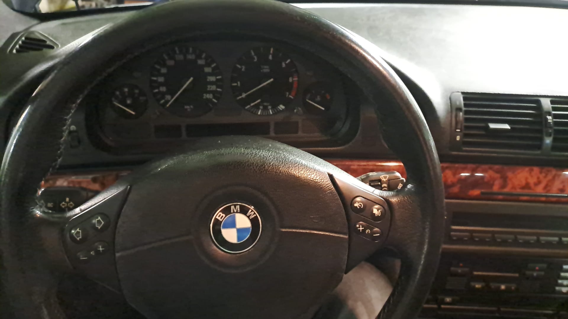 BMW 535i-image-11