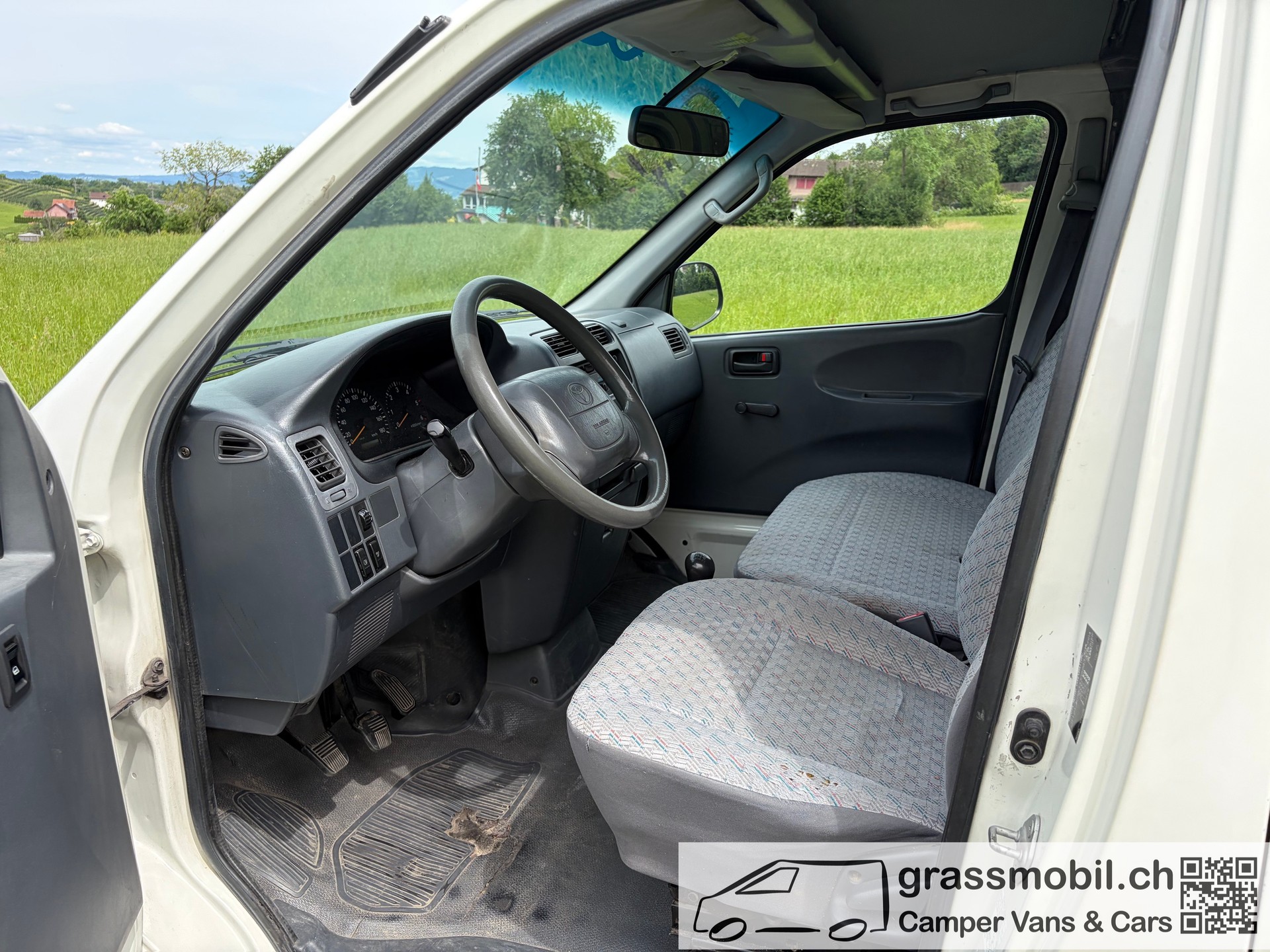 TOYOTA Hiace D-4D LWB 4WD Van-image-7