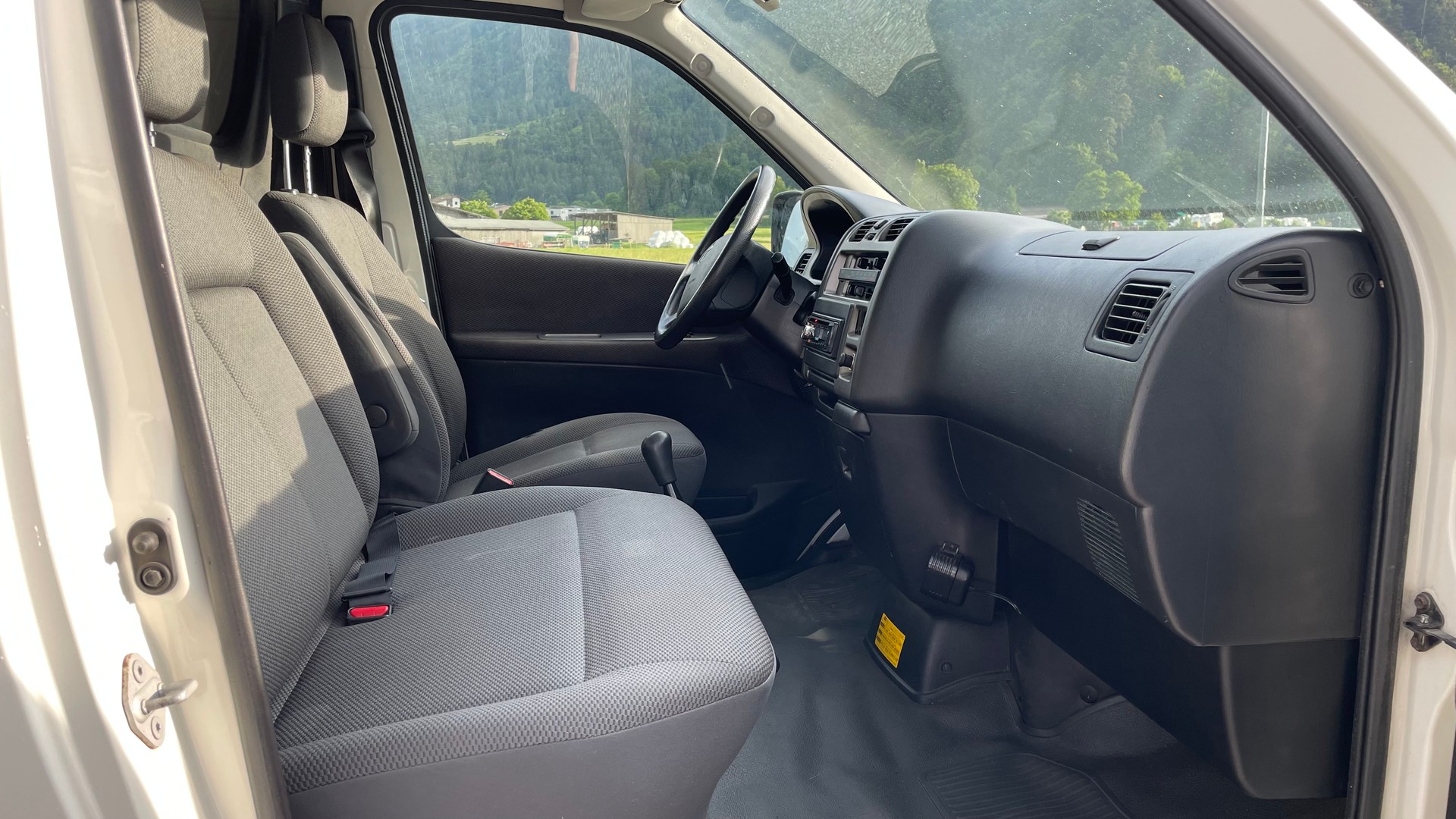 TOYOTA Hiace D-4D Van 4WD SWB-image-8