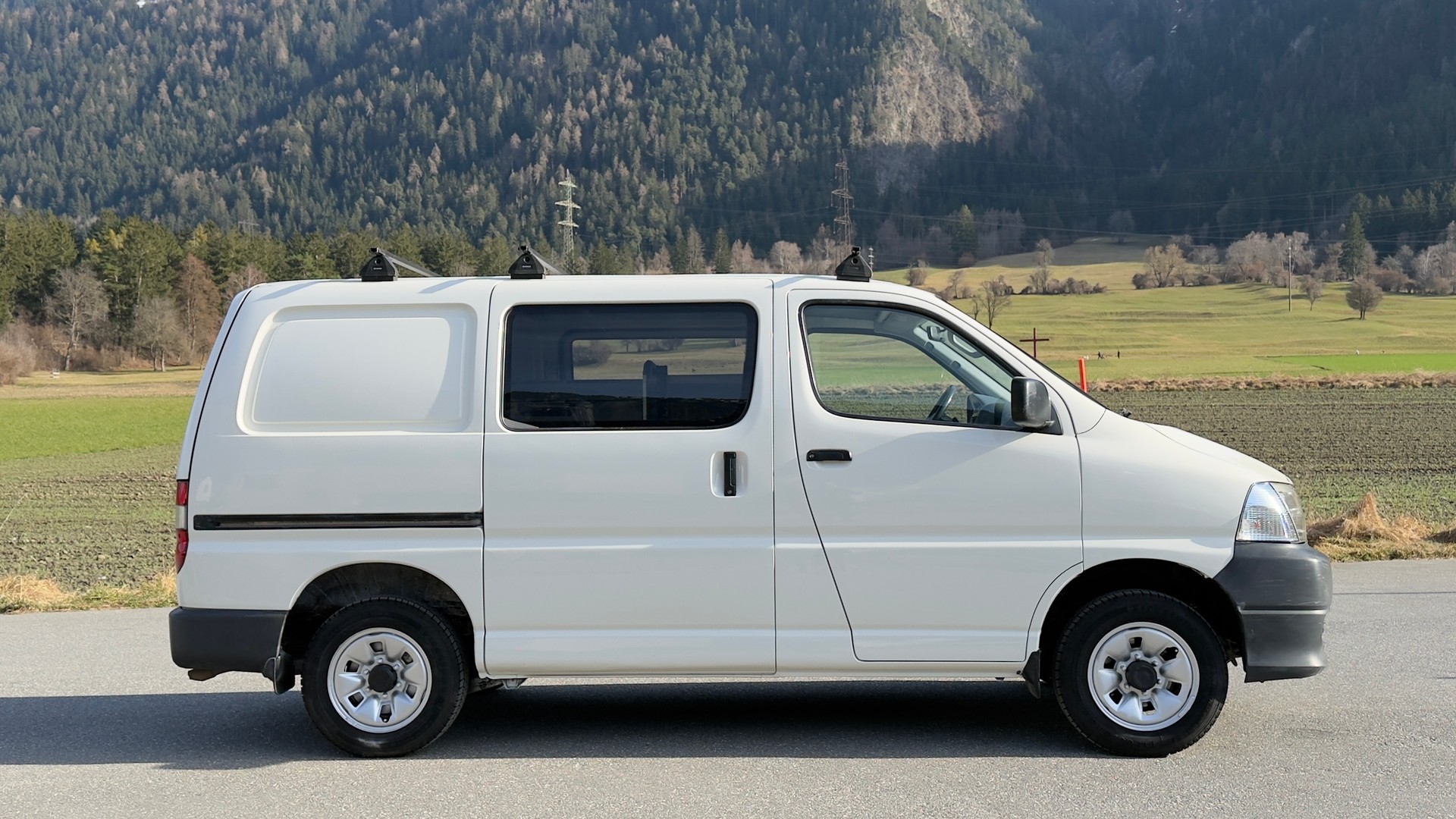 TOYOTA Hiace D-4D Van 4WD SWB-image-3