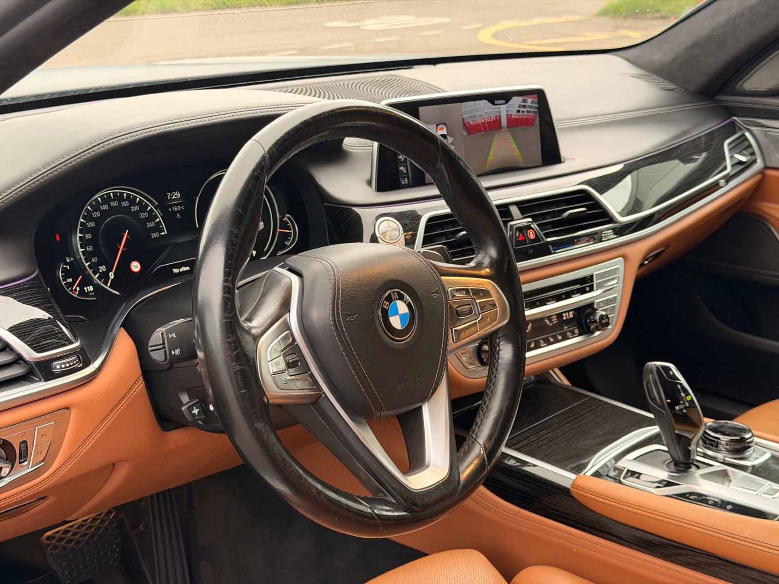 BMW 750i xDrive Steptronic-image-11