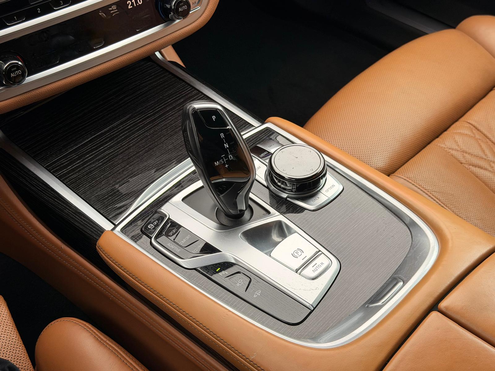 BMW 750i xDrive Steptronic-image-14