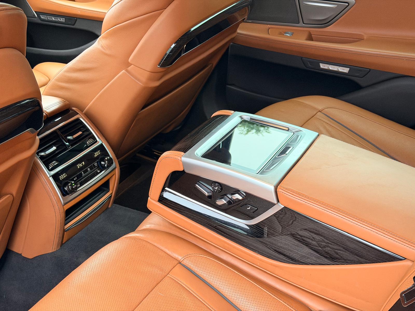BMW 750i xDrive Steptronic-image-18