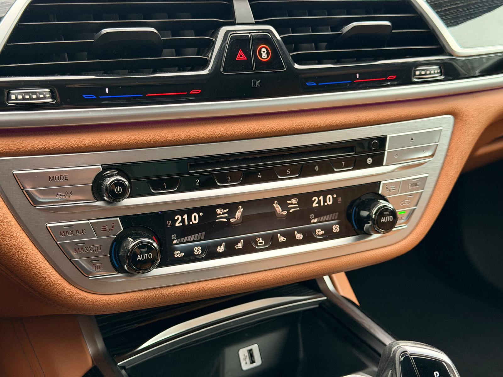 BMW 750i xDrive Steptronic-image-15