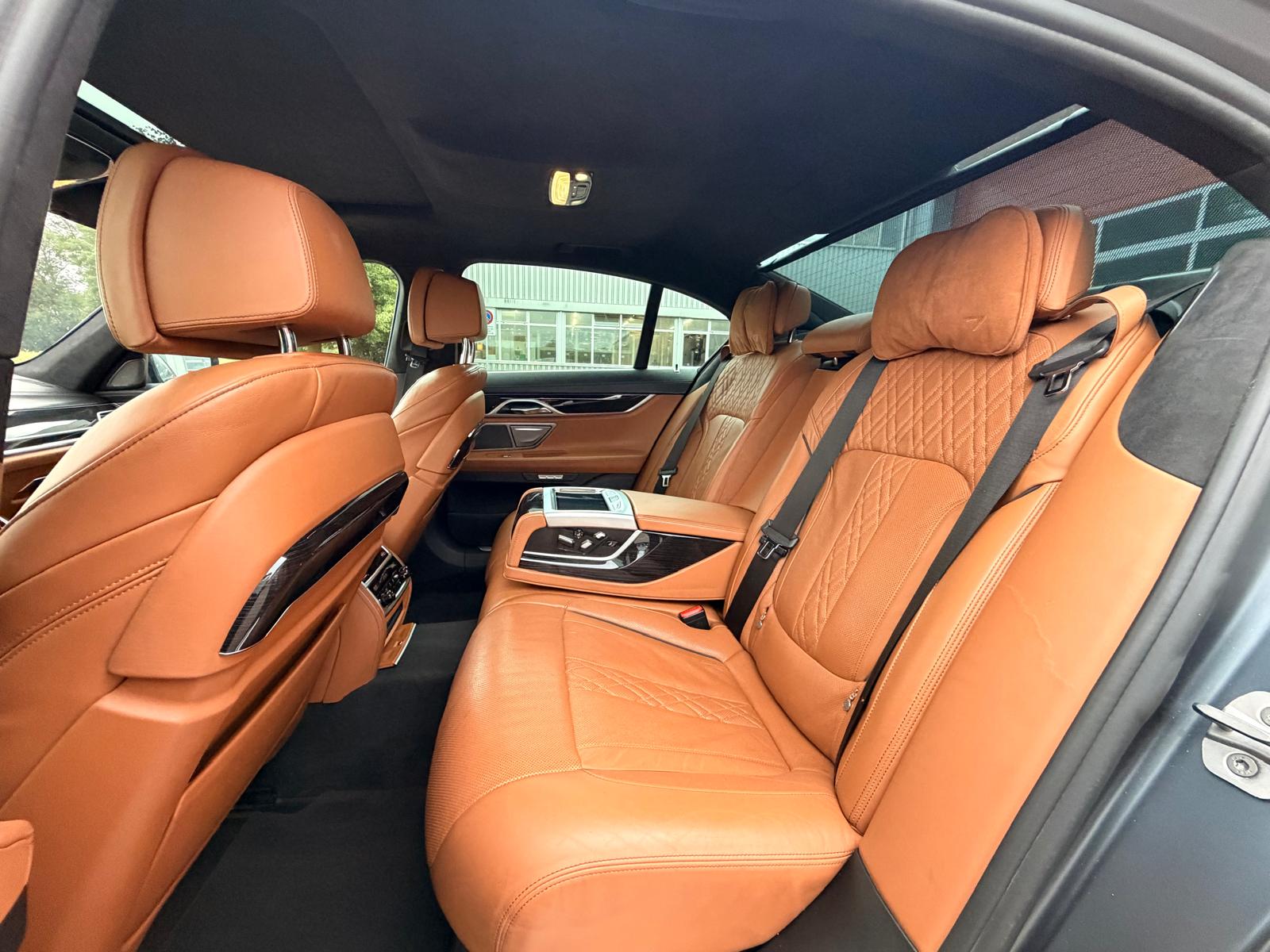 BMW 750i xDrive Steptronic-image-17