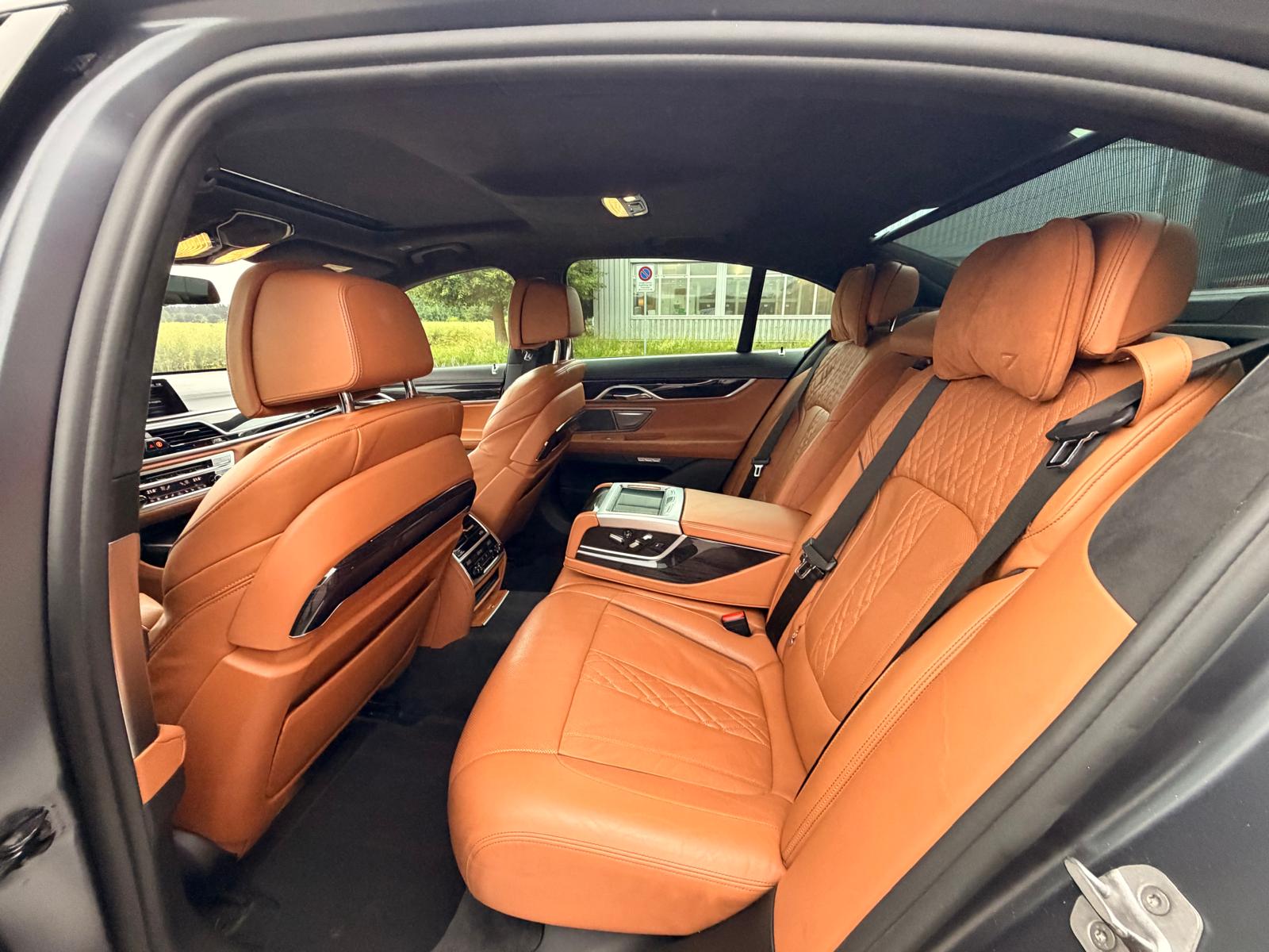 BMW 750i xDrive Steptronic-image-16