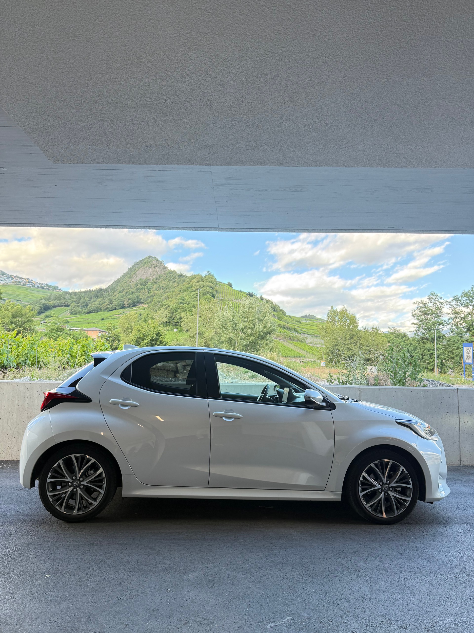 TOYOTA 1.5 VVT-i HSD Premium-image-1