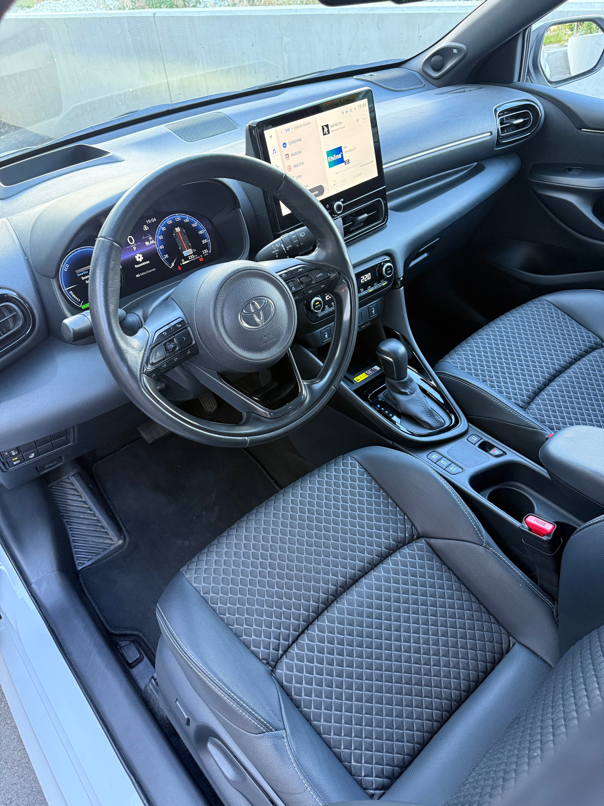 TOYOTA 1.5 VVT-i HSD Premium-image-4