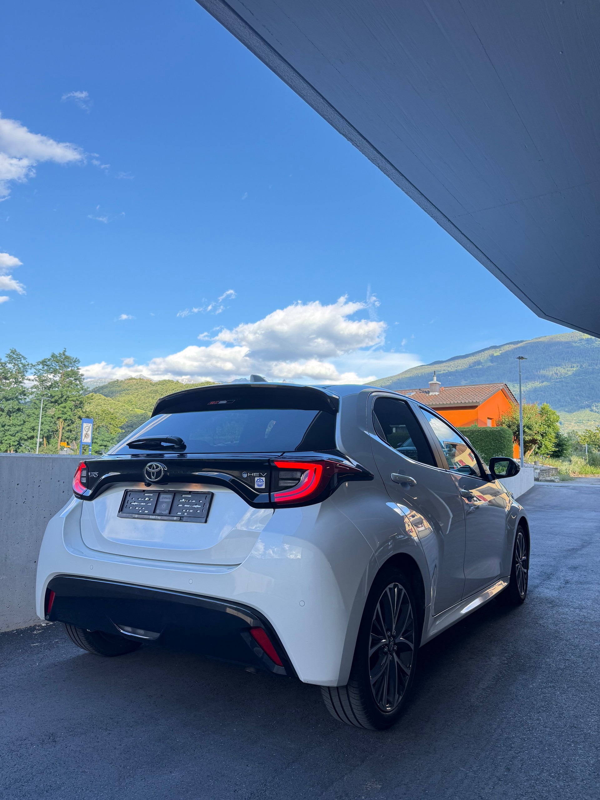 TOYOTA 1.5 VVT-i HSD Premium-image-3