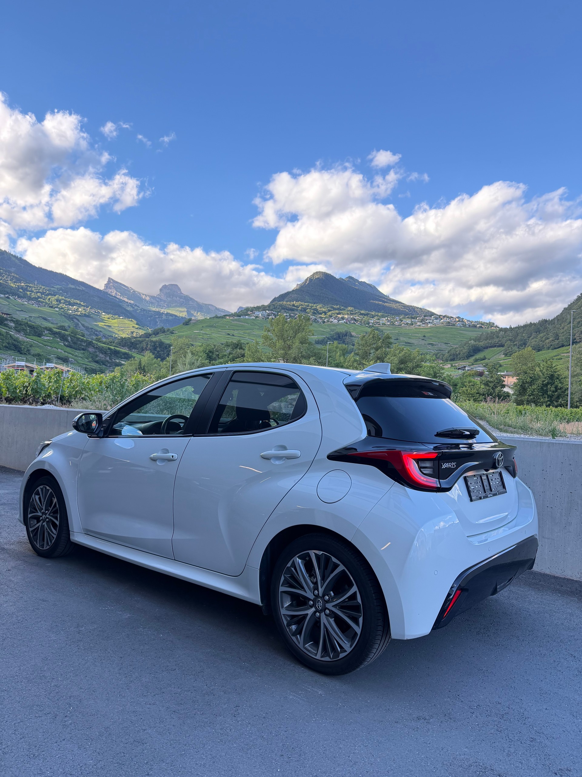 TOYOTA 1.5 VVT-i HSD Premium-image-2